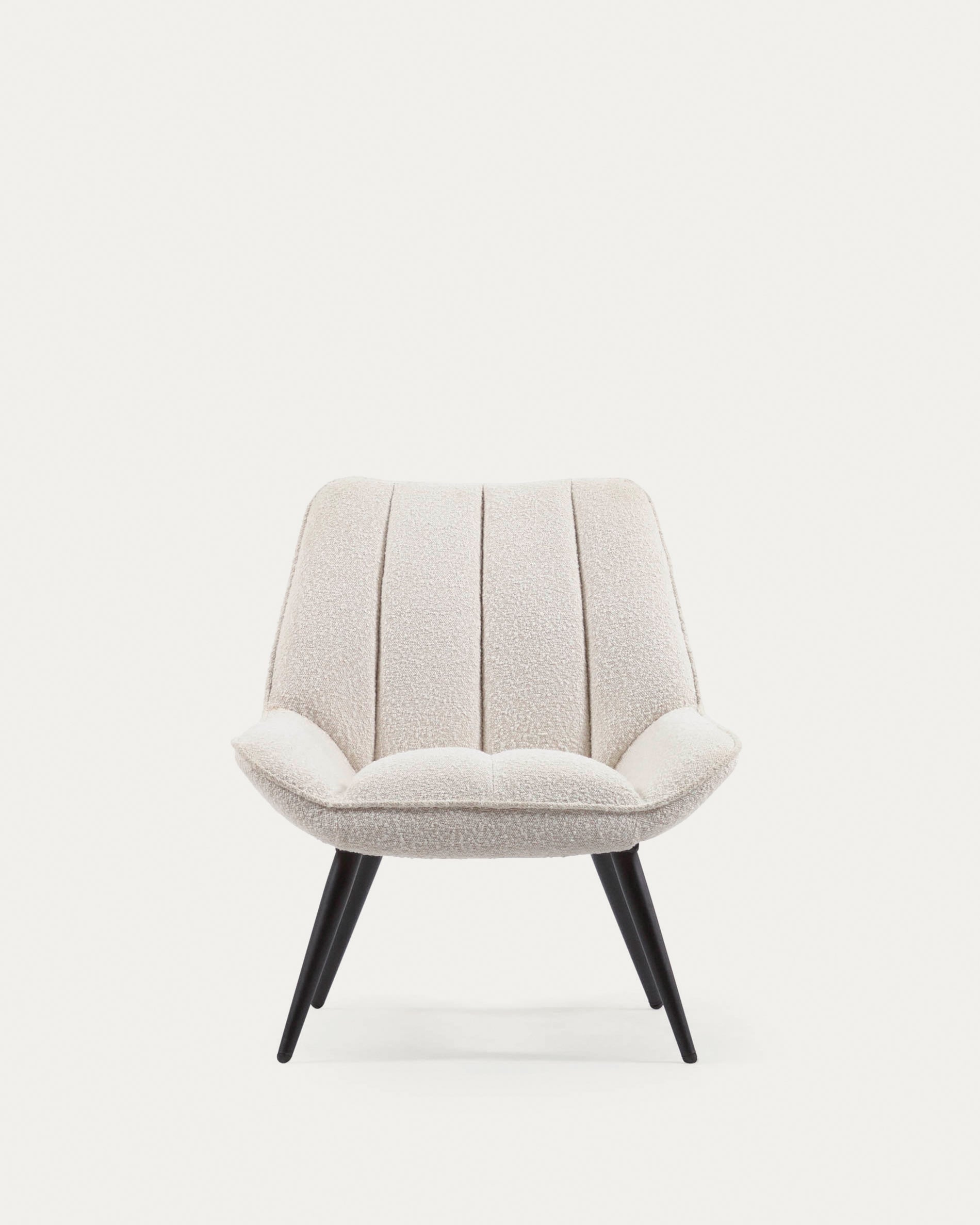 Eleganter Marlina Sessel mit weichem Bouclé-Bezug in Weiß und stabilen schwarzen Stahlbeinen, ideal für modernes Wohndesign.
