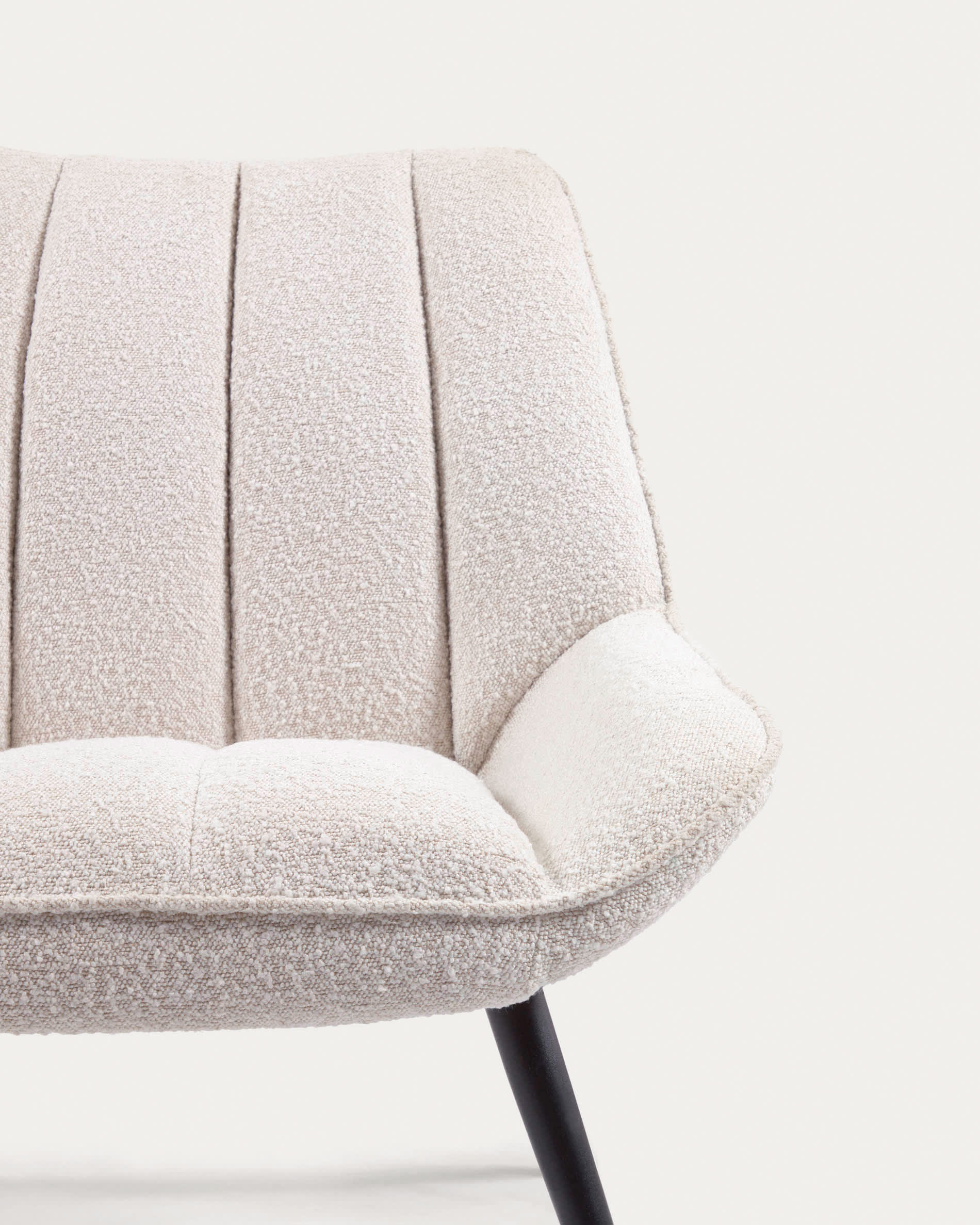 Eleganter Marlina Sessel mit weichem Bouclé-Bezug in Weiß und stabilen schwarzen Stahlbeinen, ideal für modernes Wohndesign.
