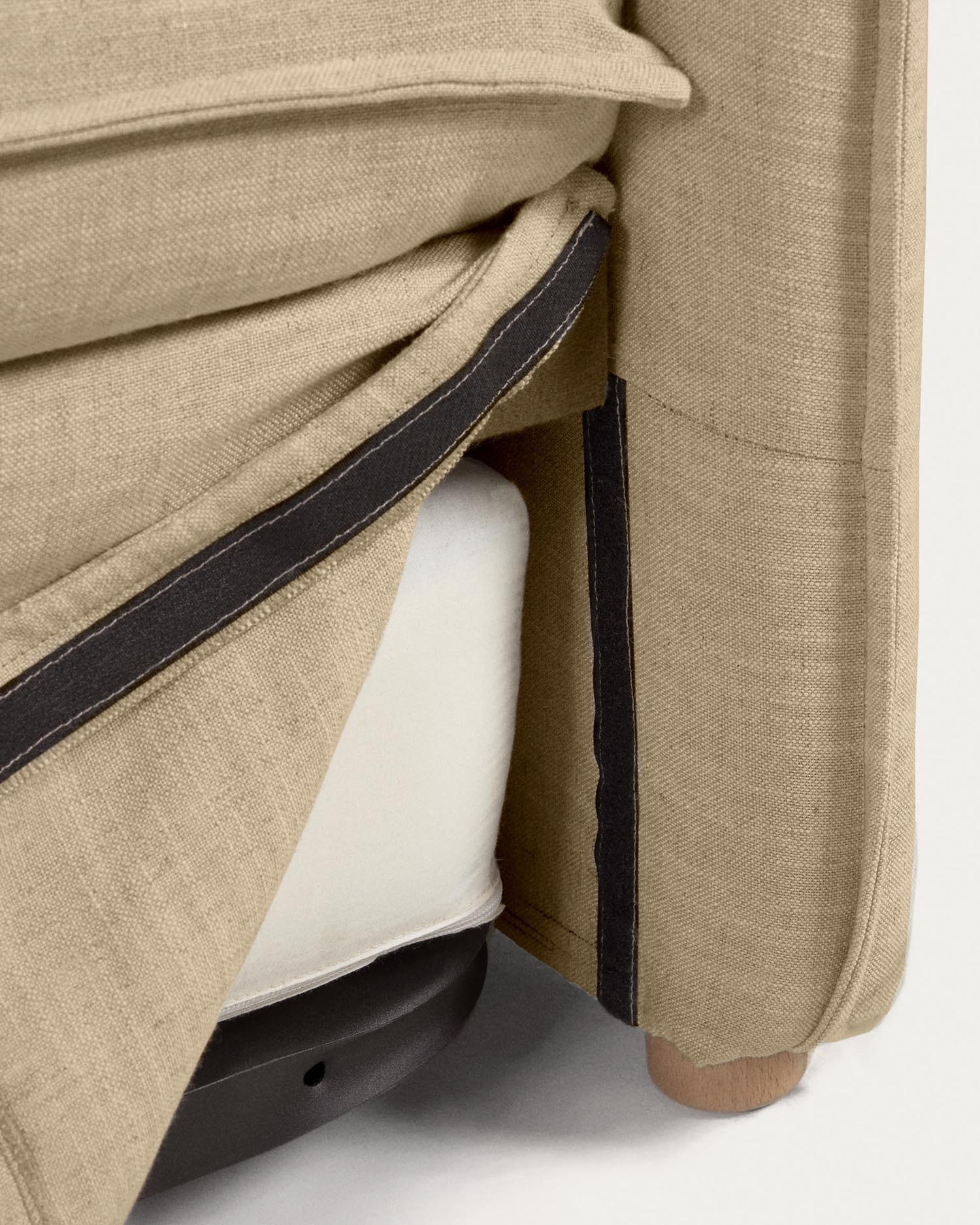 Beiges Tanit Schlafsofa, 210 cm, mit FSC-zertifizierten Buchenholzbeinen, vereint Stil, Komfort und umweltfreundliches Design.