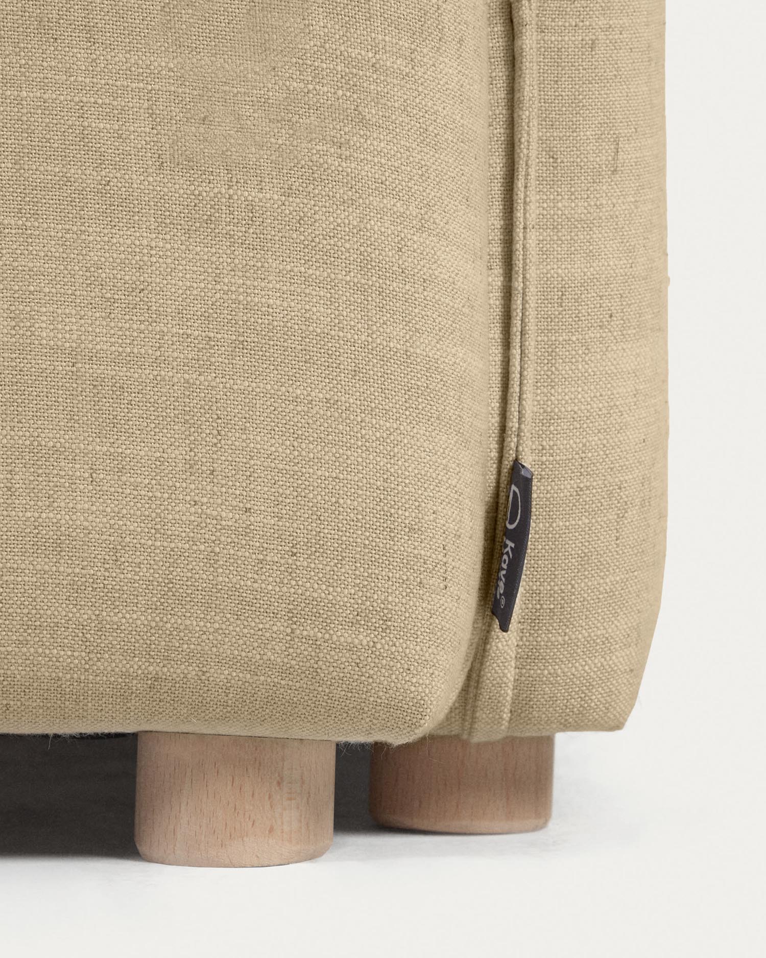 Beiges Tanit Schlafsofa, 210 cm, mit FSC-zertifizierten Buchenholzbeinen, vereint Stil, Komfort und umweltfreundliches Design.