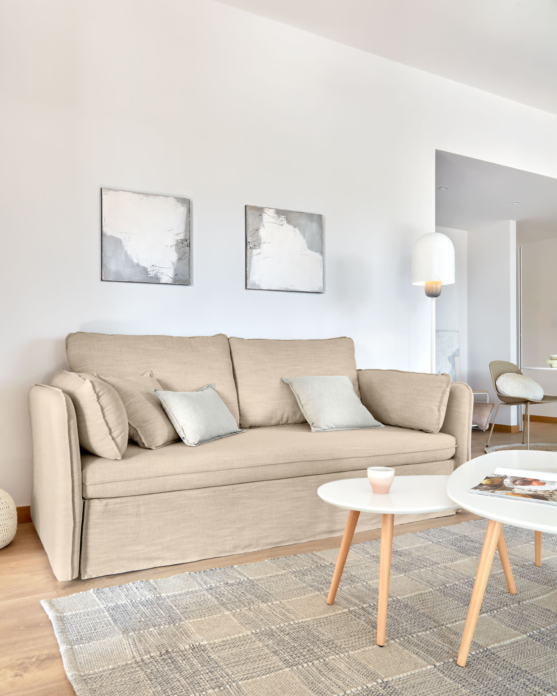 Beiges Tanit Schlafsofa, 210 cm, mit FSC-zertifizierten Buchenholzbeinen, vereint Stil, Komfort und Nachhaltigkeit in einem.