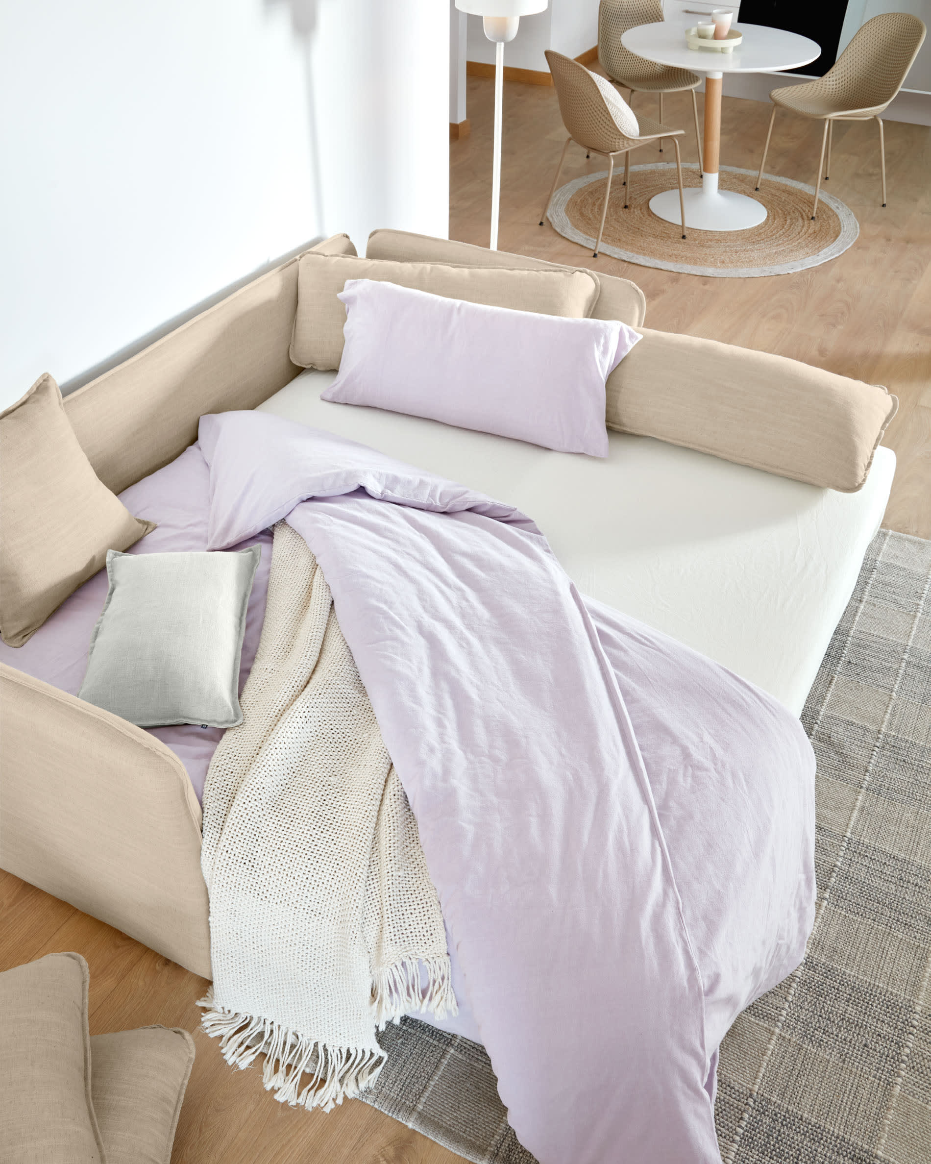 Elegantes Tanit Schlafsofa in Beige, 210 cm, mit FSC-zertifizierten Buchenholzbeinen, bietet Komfort und nachhaltiges Design.