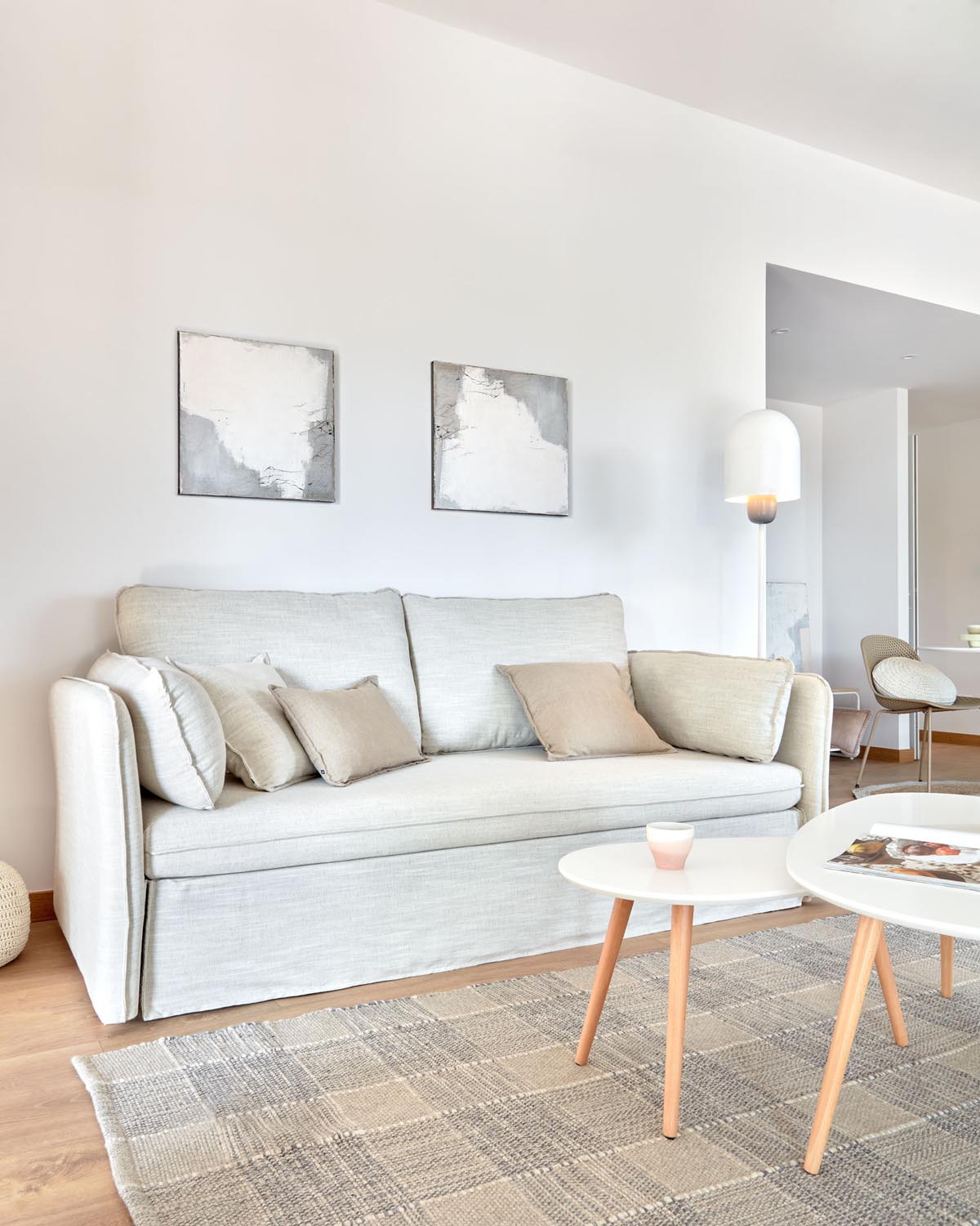 Erleben Sie das stilvolle Tanit Schlafsofa in Weiß, gefertigt aus nachhaltigen Materialien und mit robusten Buchenholzbeinen. Ideal für jeden Raum!