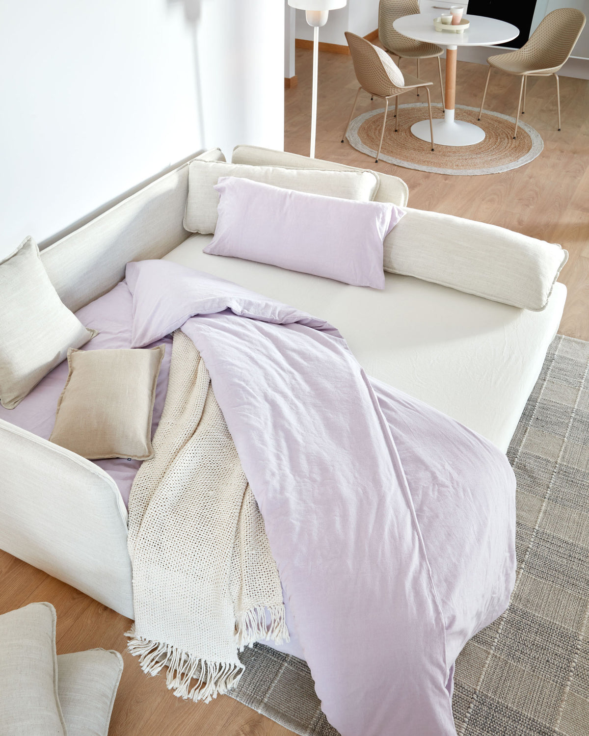 Tanit Schlafsofa weiss und Beine aus massivem Buchenholz mit natürlichem Finish 210 cm FSC Mix Credit in Weiss präsentiert im Onlineshop von KAQTU Design AG. Bettsofa ist von Kave Home