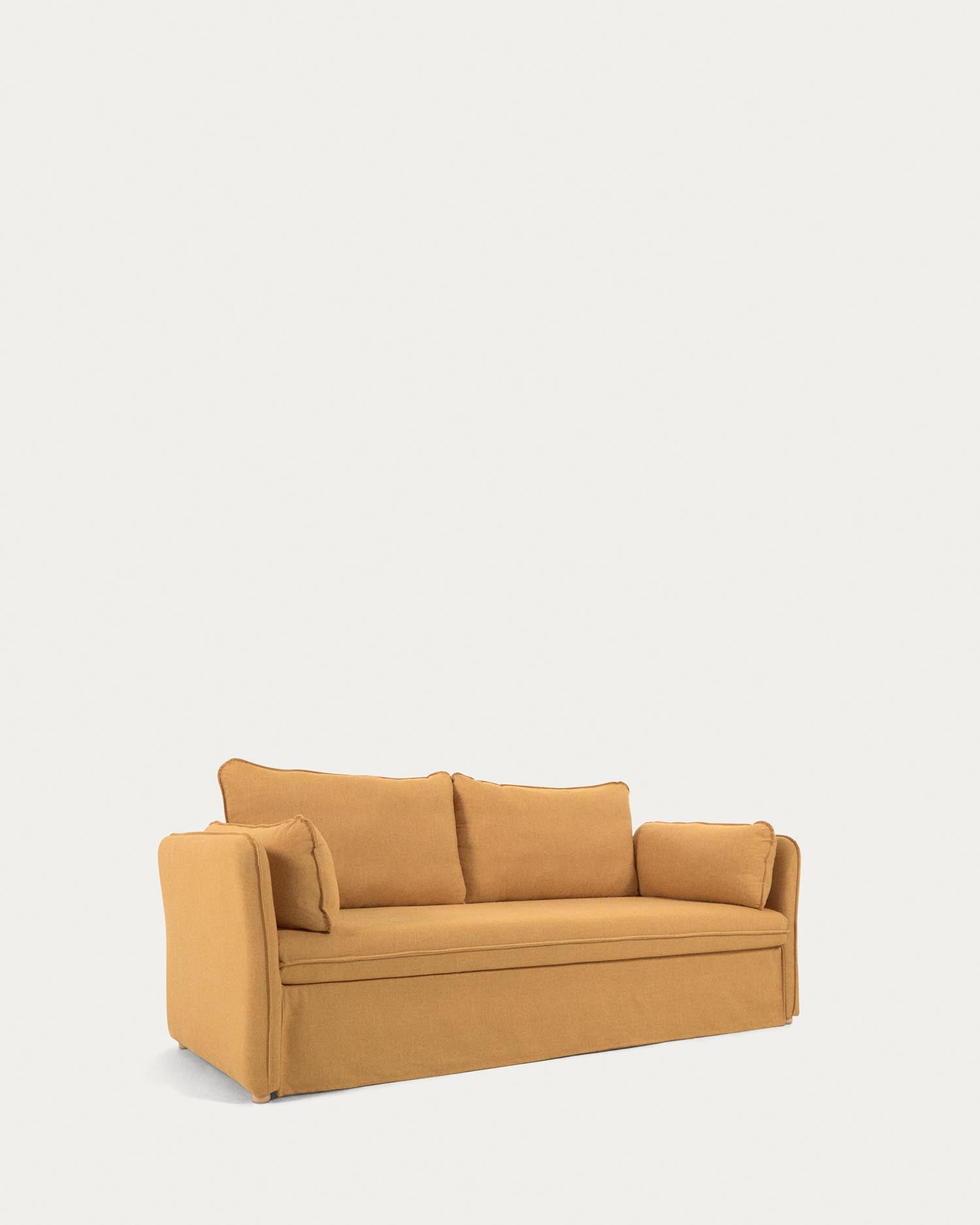 Das Tanit Schlafsofa in Senfgelb kombiniert stilvolle Eleganz mit praktischer Funktionalität und bietet Komfort auf 210 cm Breite.