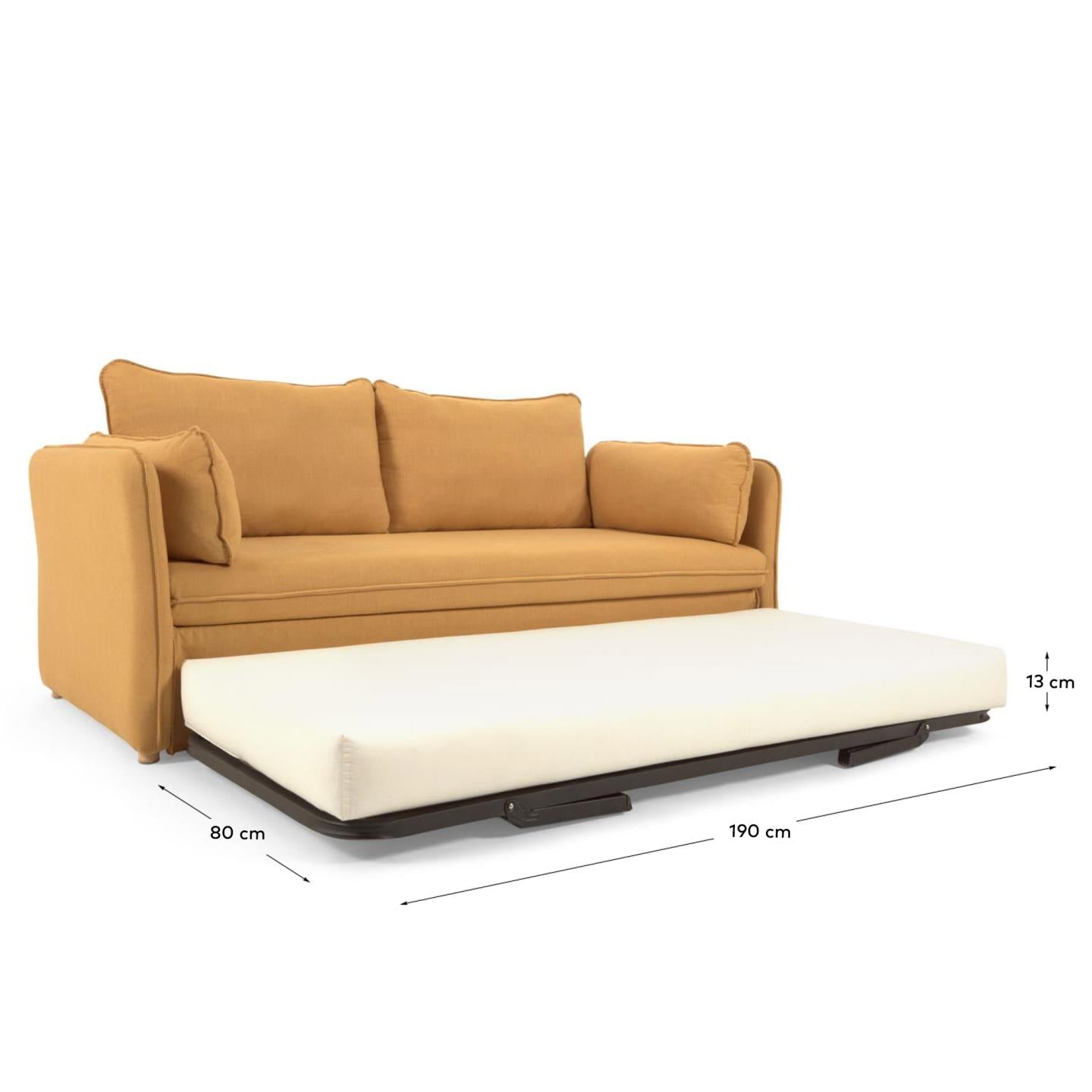 Das Tanit Schlafsofa in Senfgelb kombiniert stilvolle Eleganz mit praktischer Funktionalität und bietet Komfort auf 210 cm Breite.