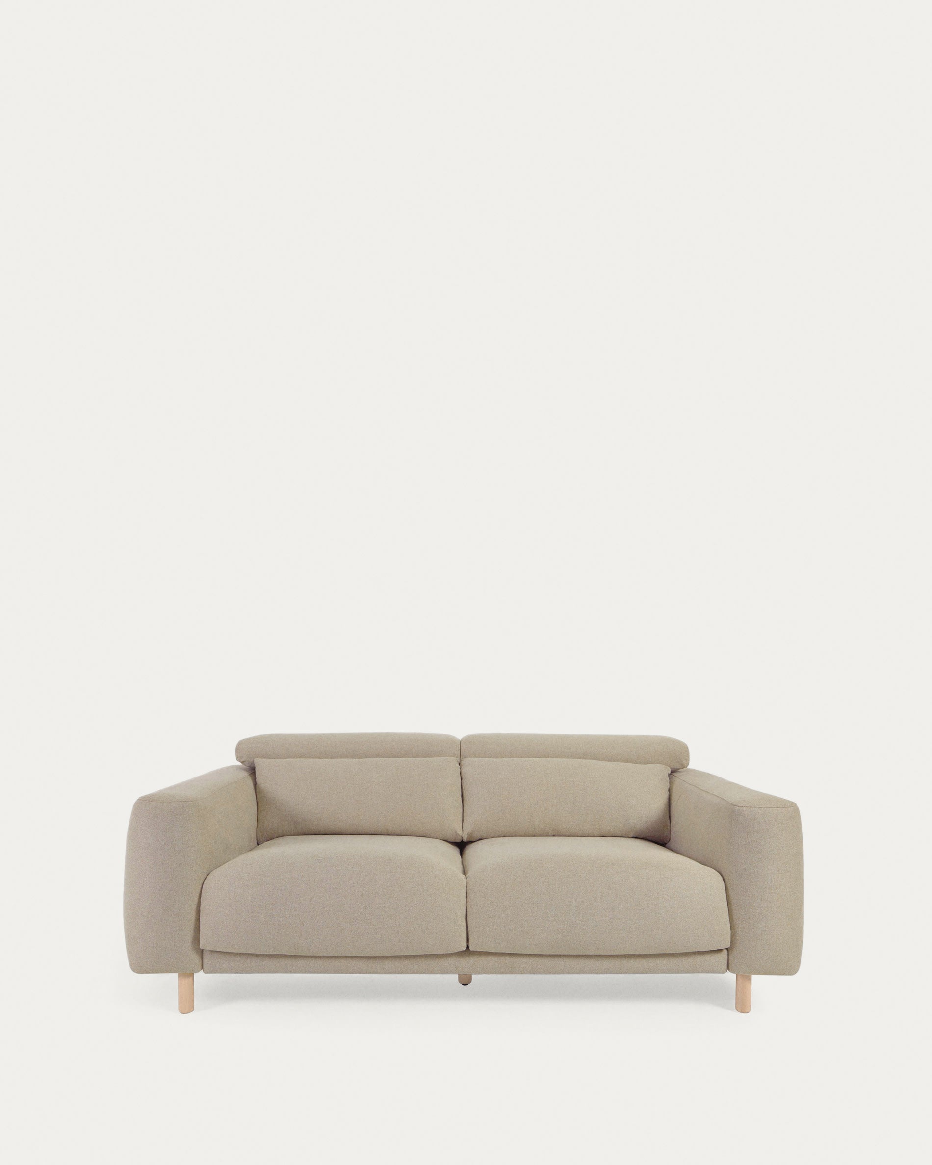 Elegantes Singa 3-Sitzer Sofa in Beige, verstellbare Kopfstützen, ausziehbare Sitze, FSC-zertifiziert, modern und komfortabel.