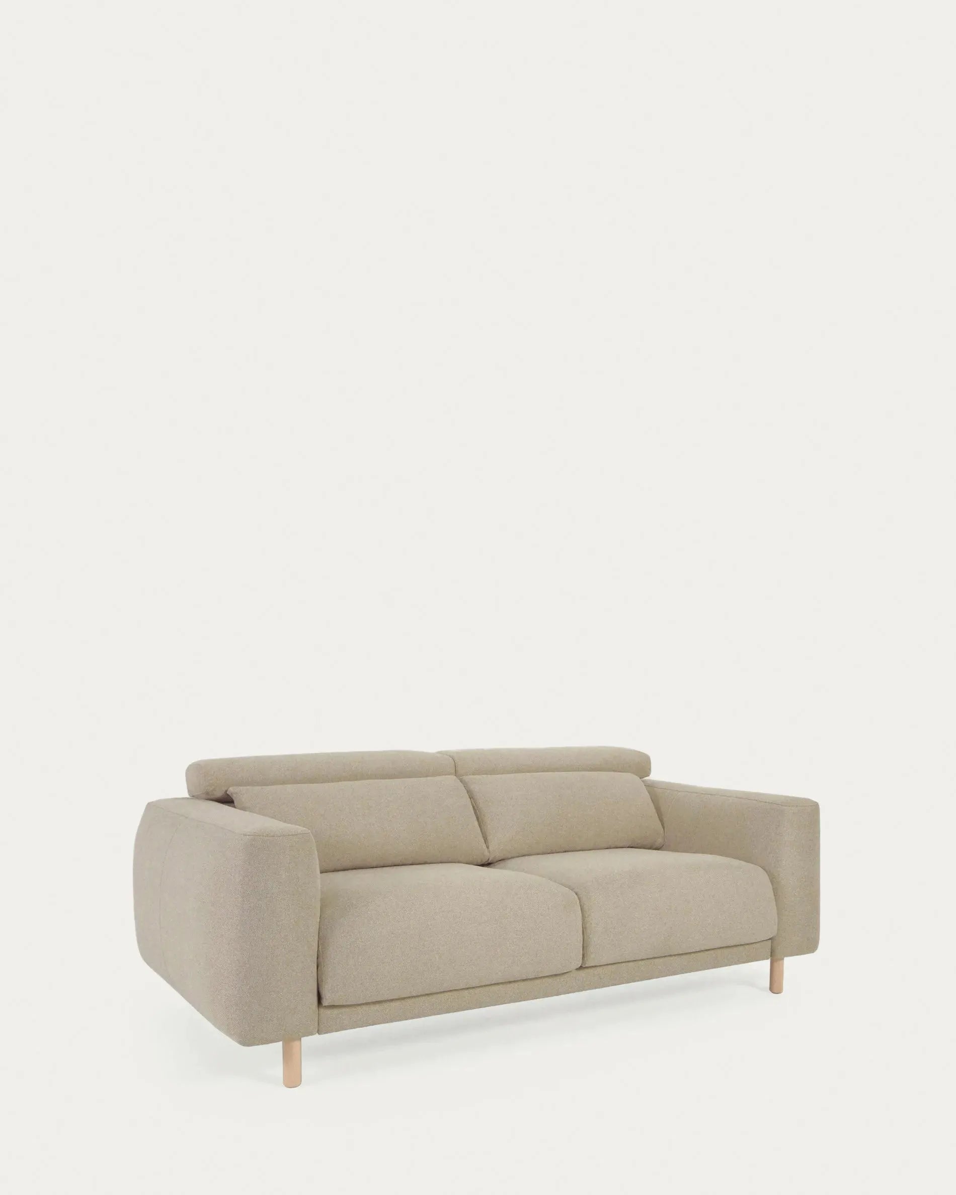 Das Singa 3-Sitzer Sofa in Beige mit verstellbaren Kopfstützen, ausziehbarem Sitz und FSC-zertifiziertem Holz vereint Komfort und Eleganz.