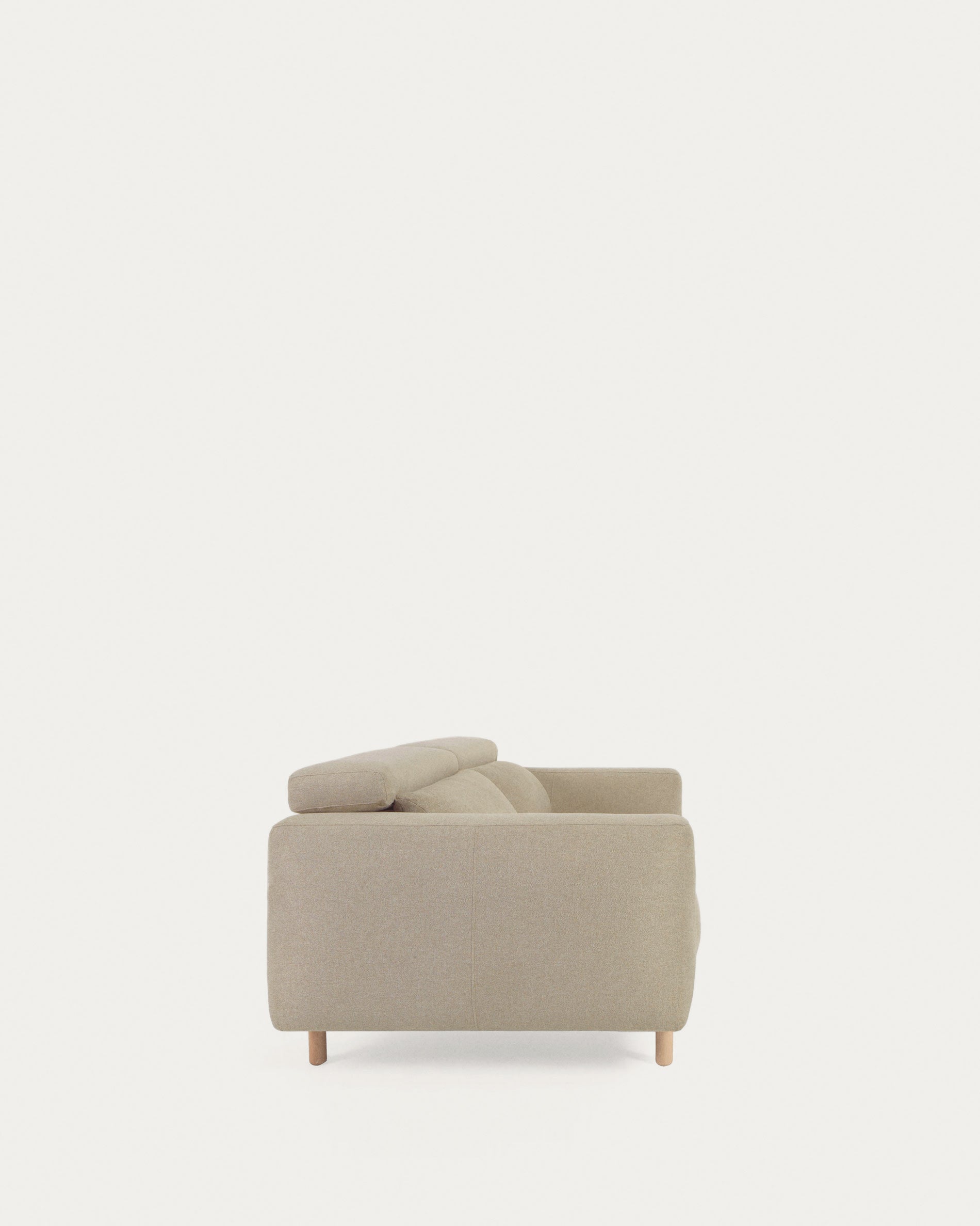 Elegantes 3-Sitzer Sofa in Beige mit verstellbaren Kopfstützen und ausziehbaren Sitzen, nachhaltig und modern.