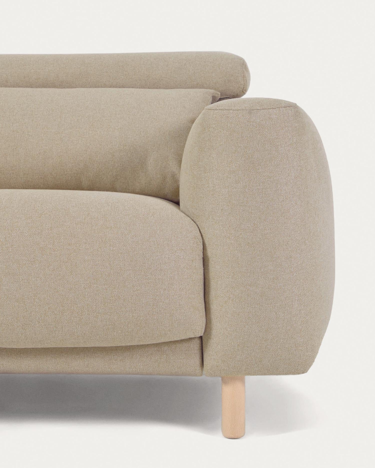 Das Singa 3-Sitzer Sofa in Beige mit verstellbaren Kopfstützen, ausziehbarem Sitz und FSC-zertifiziertem Holz vereint Komfort und Eleganz.
