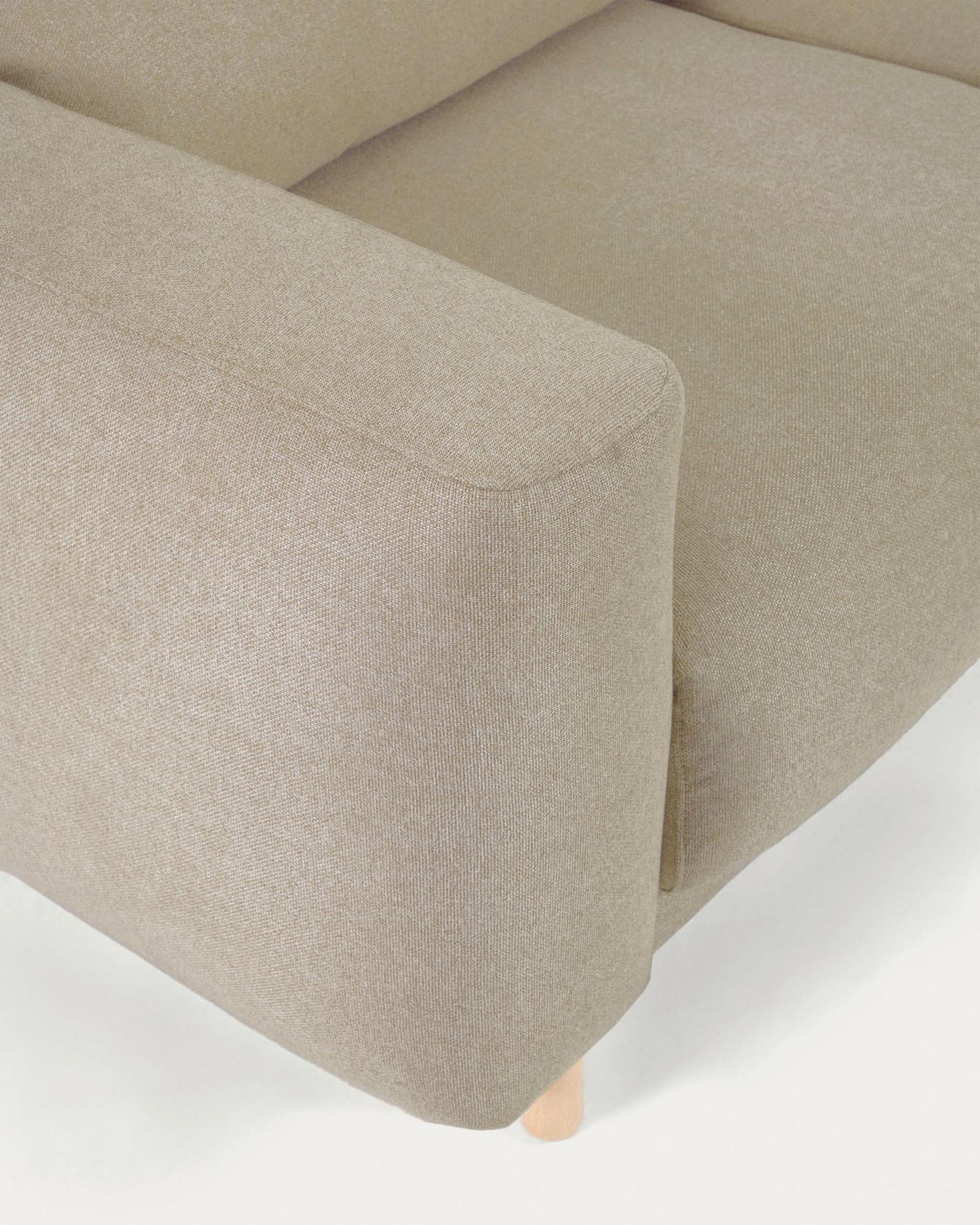 Das beige Singa 3-Sitzer Sofa mit verstellbaren Kopfstützen, ausziehbarem Sitz und FSC-zertifiziertem Holz bietet Stil und Komfort.