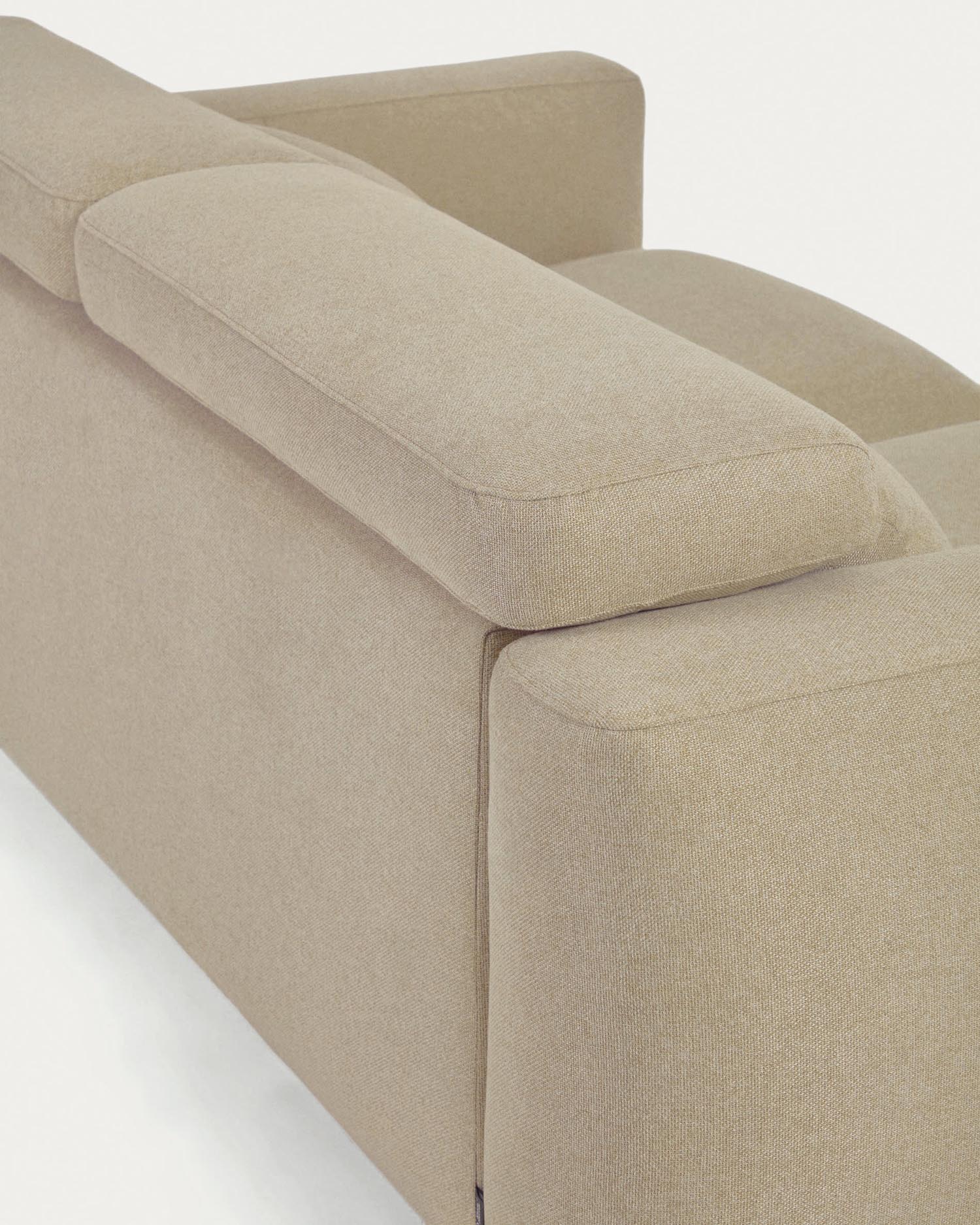 Das Singa 3-Sitzer Sofa in Beige mit verstellbaren Kopfstützen, ausziehbarem Sitz und FSC-zertifiziertem Holz vereint Komfort und Eleganz.