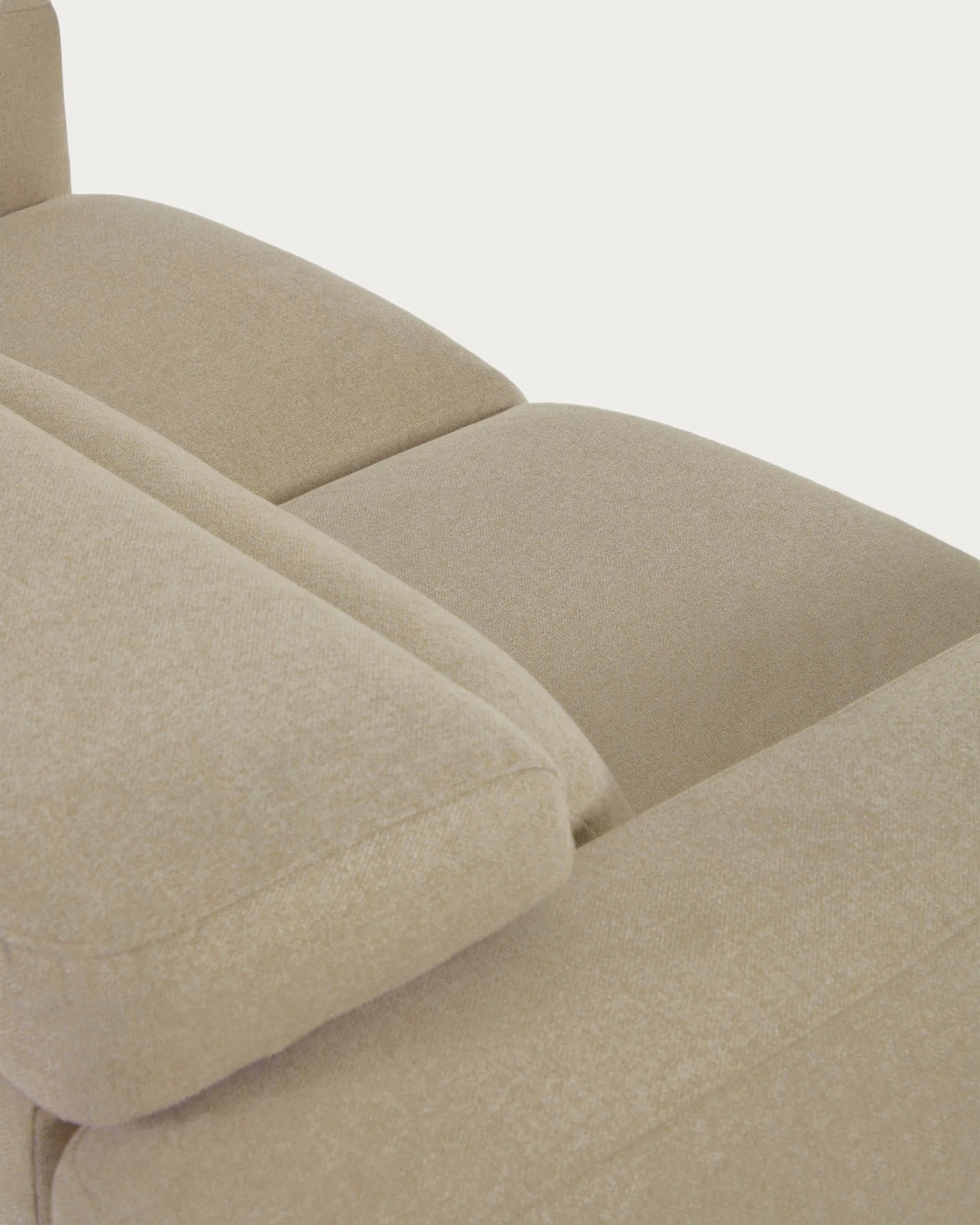 Das beige Singa 3-Sitzer Sofa mit verstellbaren Kopfstützen, ausziehbarem Sitz und FSC-zertifiziertem Holz bietet Stil und Komfort.