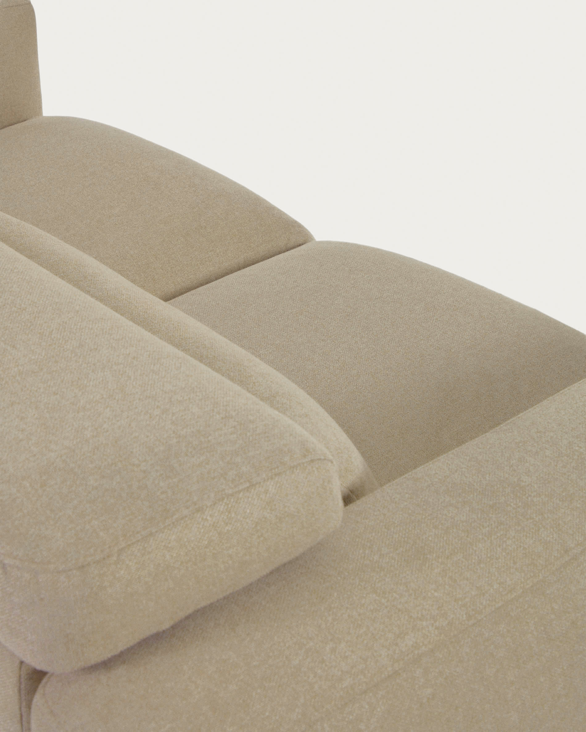 Das Singa 3-Sitzer Sofa in Beige mit verstellbaren Kopfstützen, ausziehbarem Sitz und FSC-zertifiziertem Holz vereint Komfort und Eleganz.