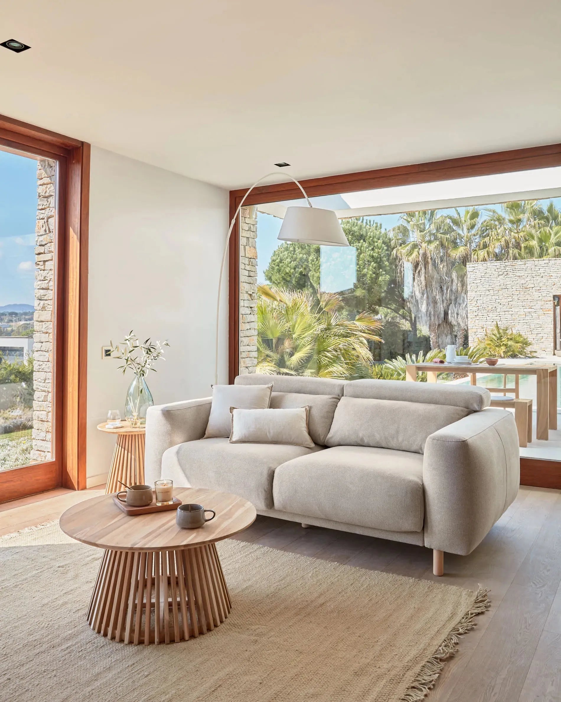 Das beige Singa 3-Sitzer Sofa mit verstellbaren Kopfstützen, ausziehbarem Sitz und FSC-zertifiziertem Holz bietet Stil und Komfort.