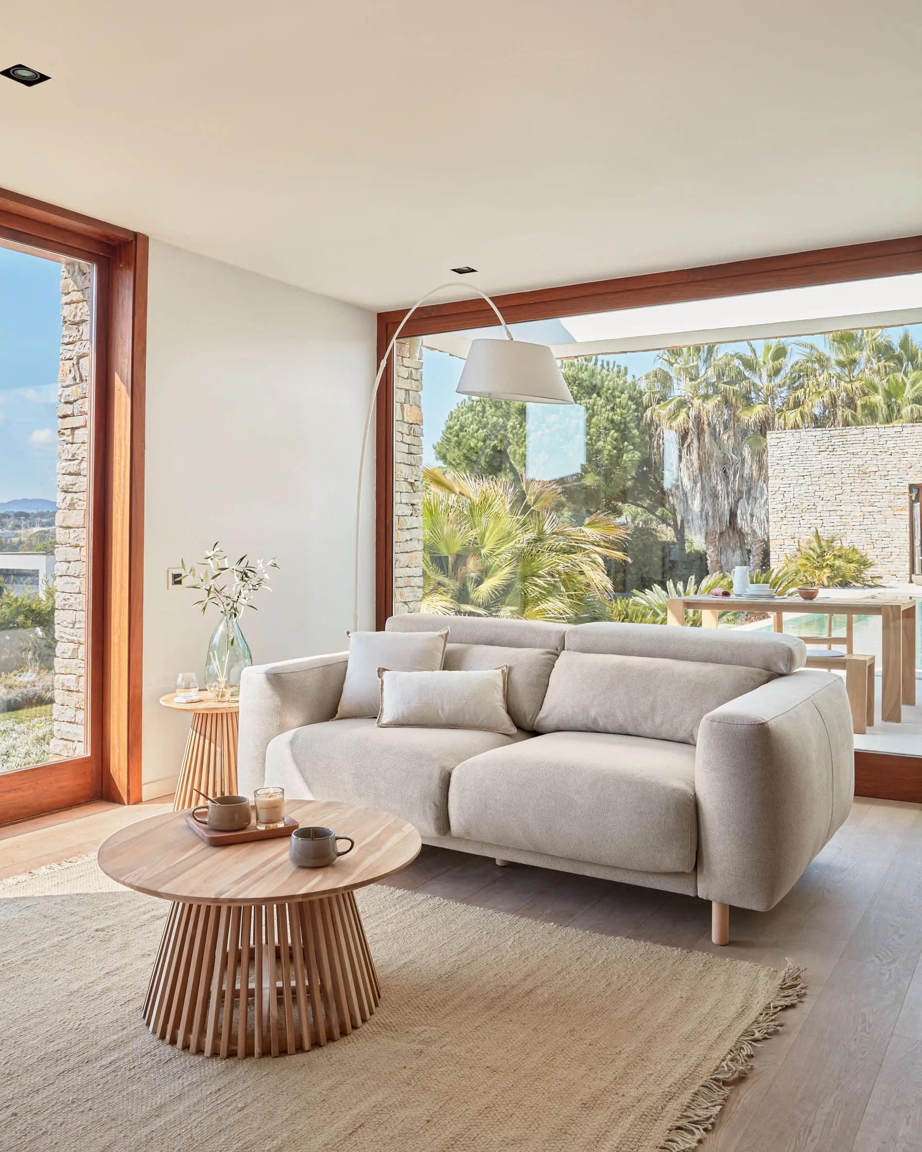 Das Singa 3-Sitzer Sofa in Beige mit verstellbaren Kopfstützen, ausziehbarem Sitz und FSC-zertifiziertem Holz vereint Komfort und Eleganz.