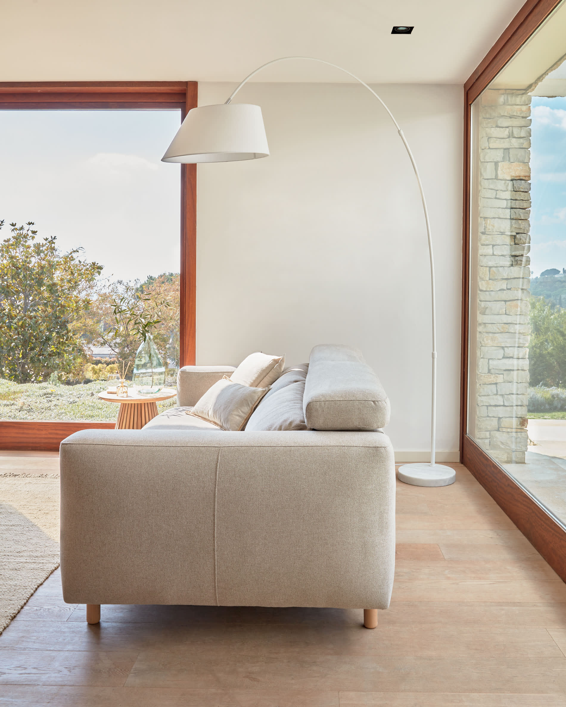 Das Singa 3-Sitzer Sofa in Beige mit verstellbaren Kopfstützen, ausziehbarem Sitz und FSC-zertifiziertem Holz vereint Komfort und Eleganz.