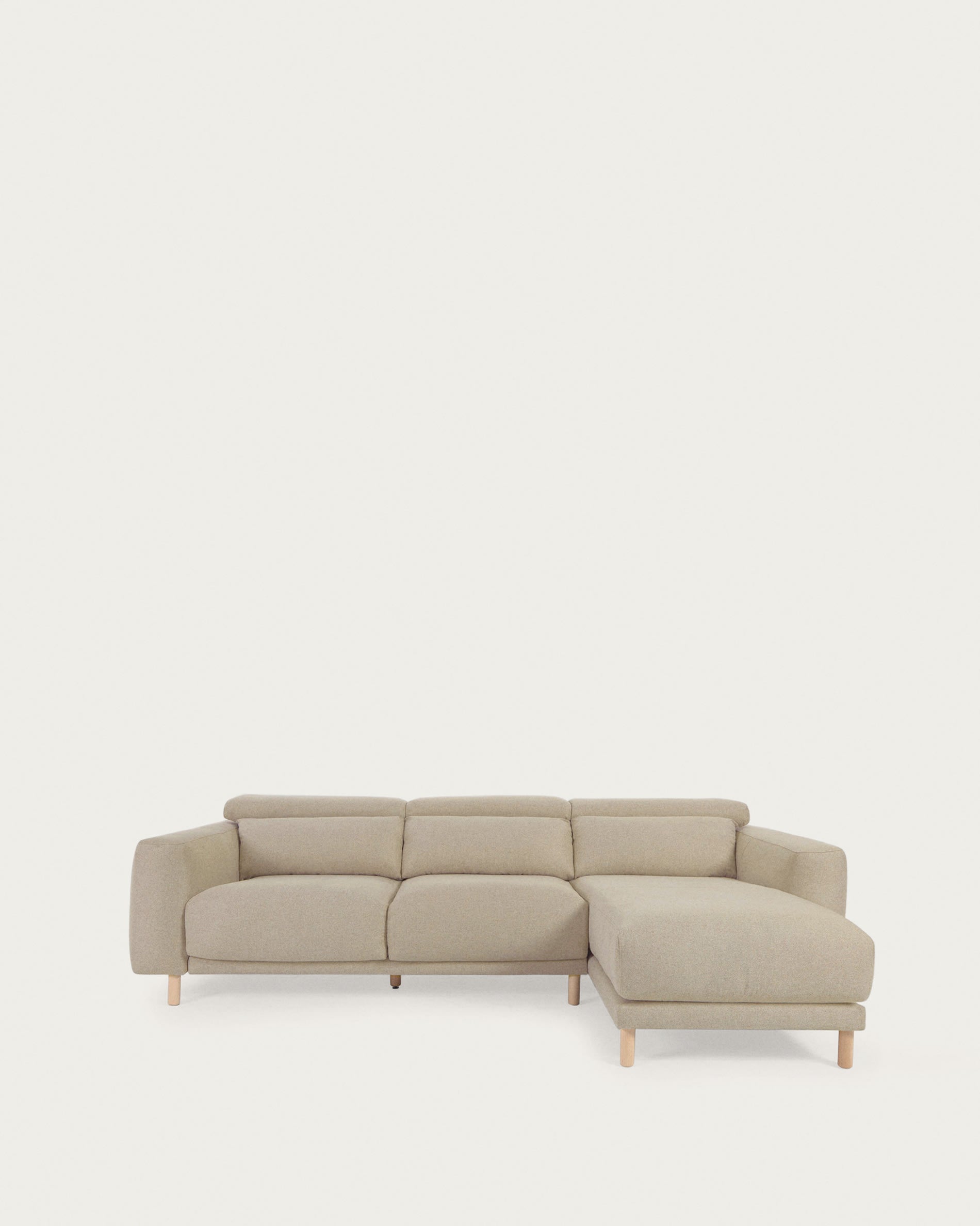 Das Singa 3-Sitzer Sofa mit Chaiselongue rechts in Beige bietet verstellbare Kopfstützen, ausziehbare Sitze und FSC-zertifizierte Nachhaltigkeit.