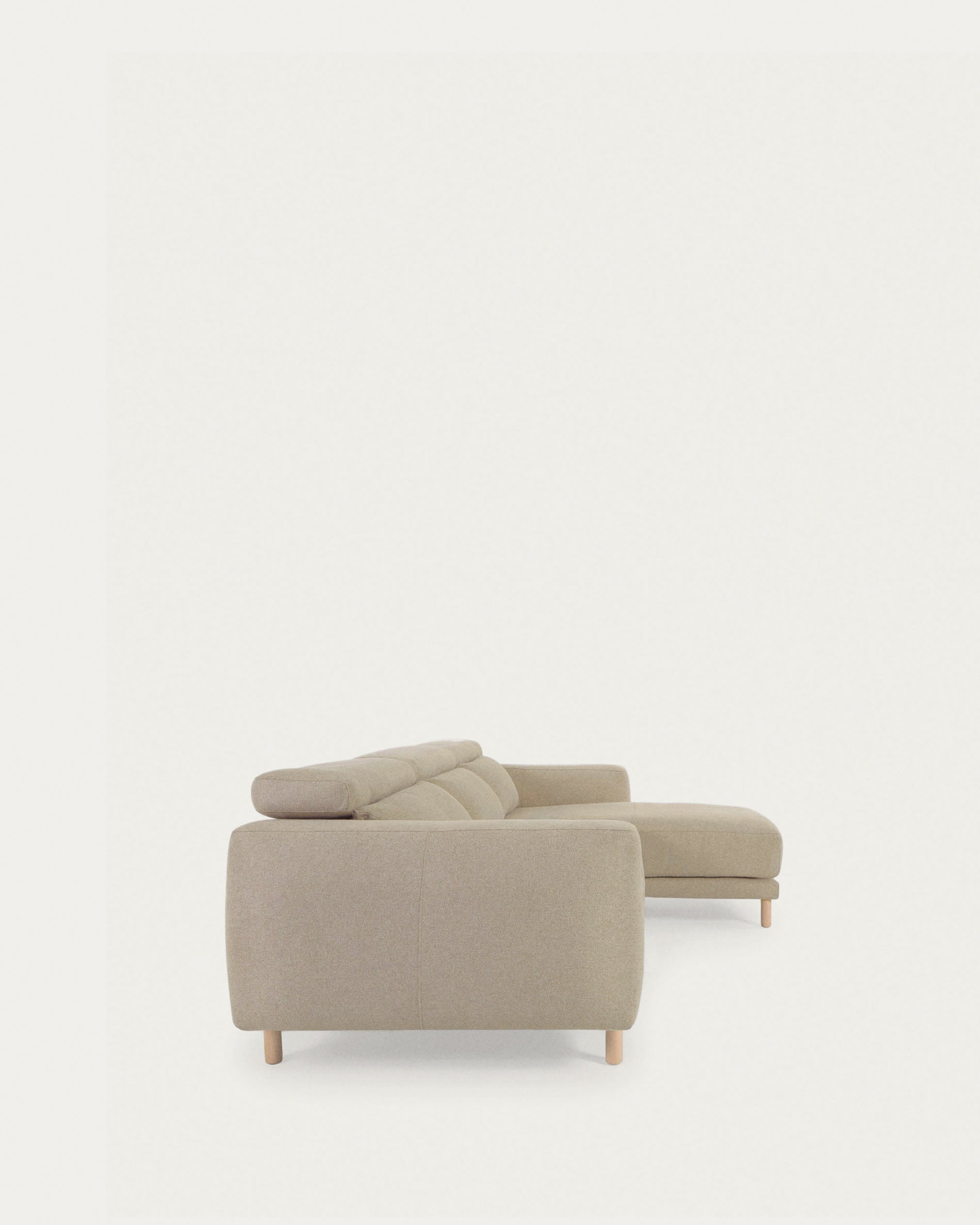 Das Singa Sofa vereint Komfort und Stil mit verstellbaren Kopfstützen, ausziehbaren Sitzen und einer eleganten Chaiselongue.