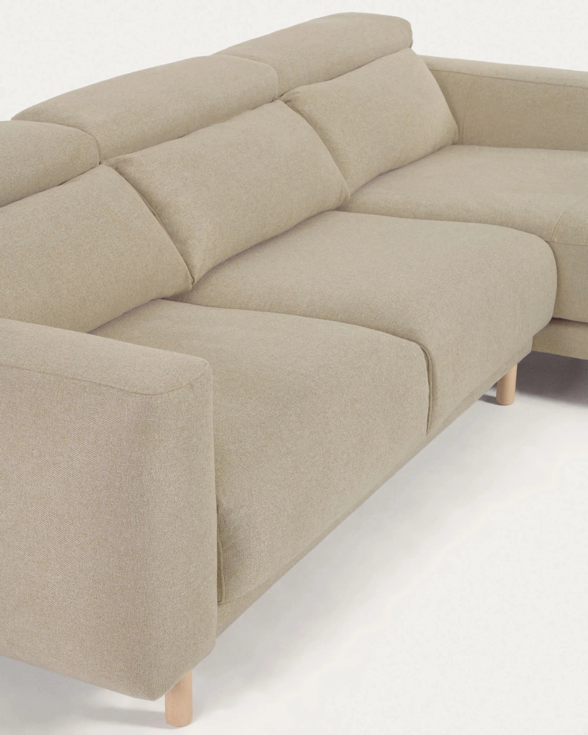 Singa 3-Sitzer Sofa mit rechter Chaiselongue, beige, 296 cm, verstellbare Kopfstütze, ausziehbarer Sitz, FSC-zertifiziert.