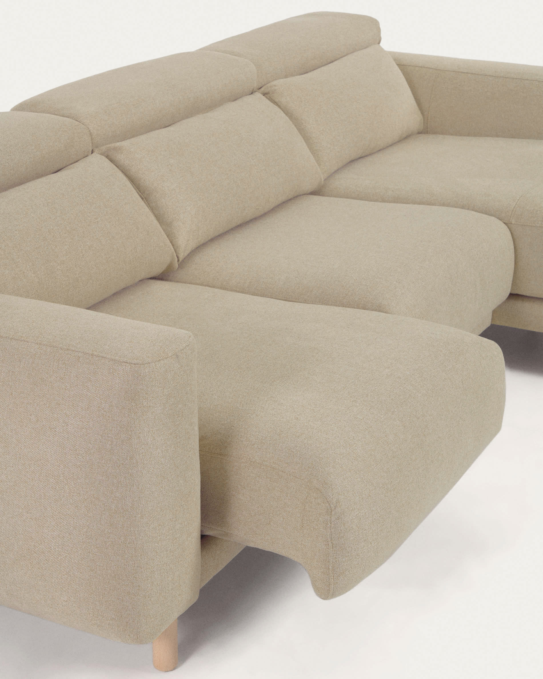 Das Singa Sofa vereint Komfort und Stil mit verstellbaren Kopfstützen, ausziehbaren Sitzen und einer eleganten Chaiselongue.