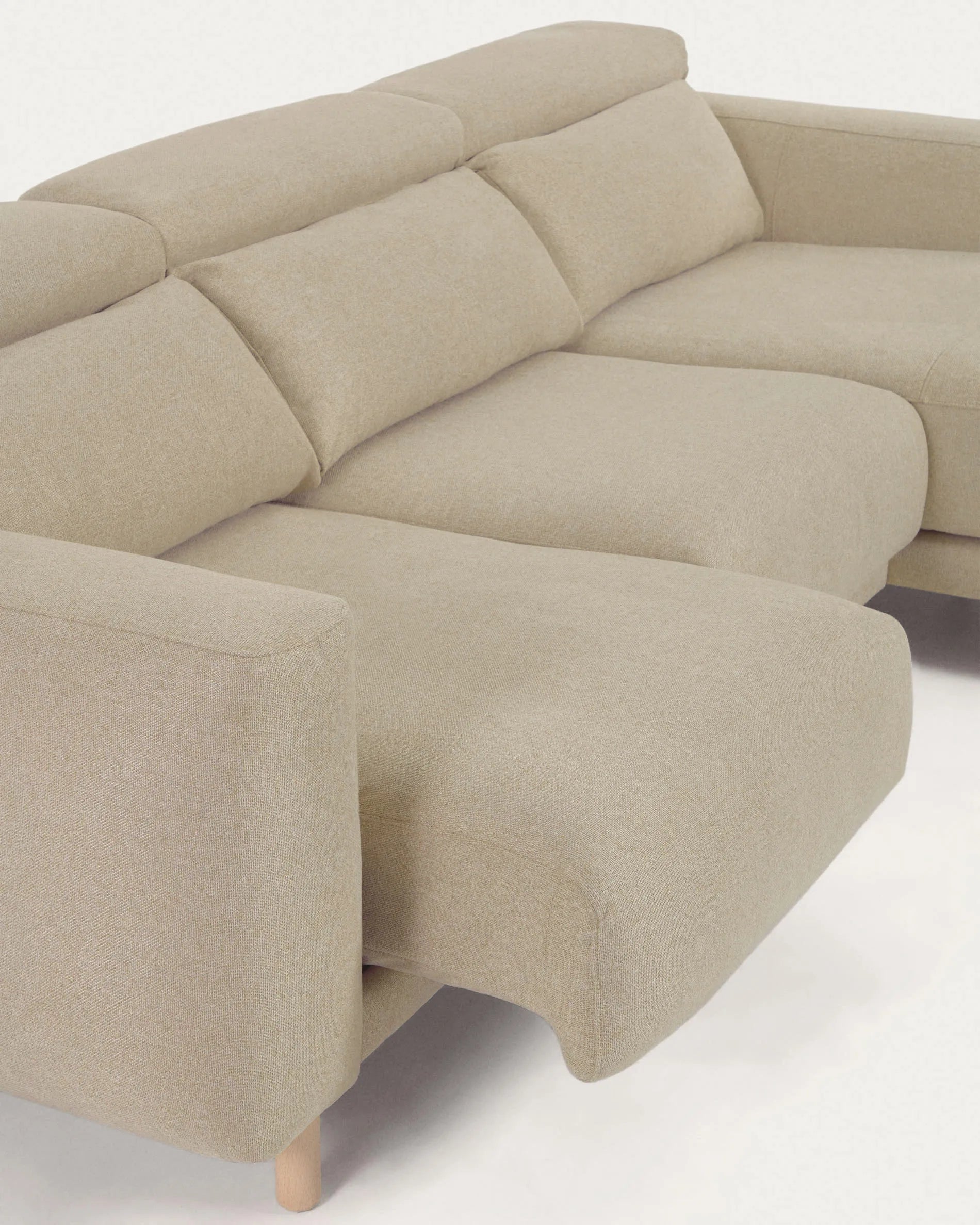 Elegantes Singa Sofa, 3-Sitzer mit rechter Chaiselongue, beige, 296 cm, verstellbare Kopfstütze, ausziehbarer Sitz, FSC-zertifiziert.