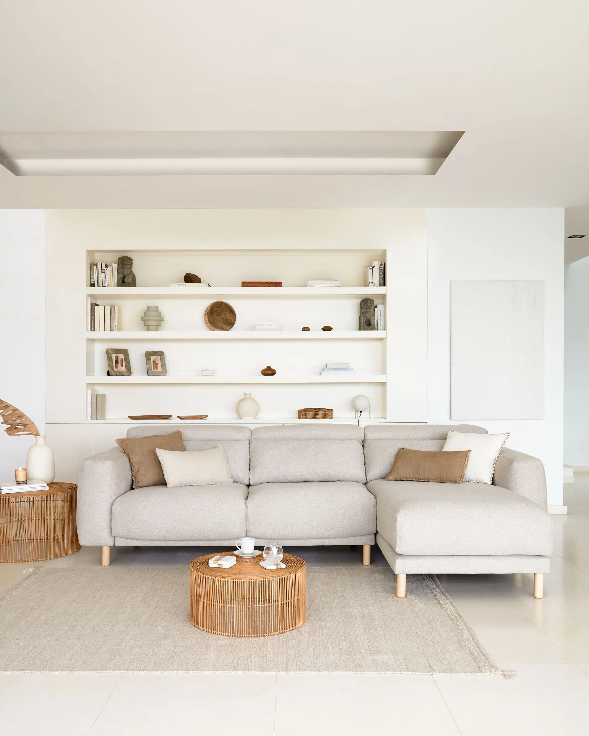 Elegantes Singa Sofa, 3-Sitzer mit rechter Chaiselongue, beige, 296 cm, verstellbare Kopfstütze, ausziehbarer Sitz, FSC-zertifiziert.