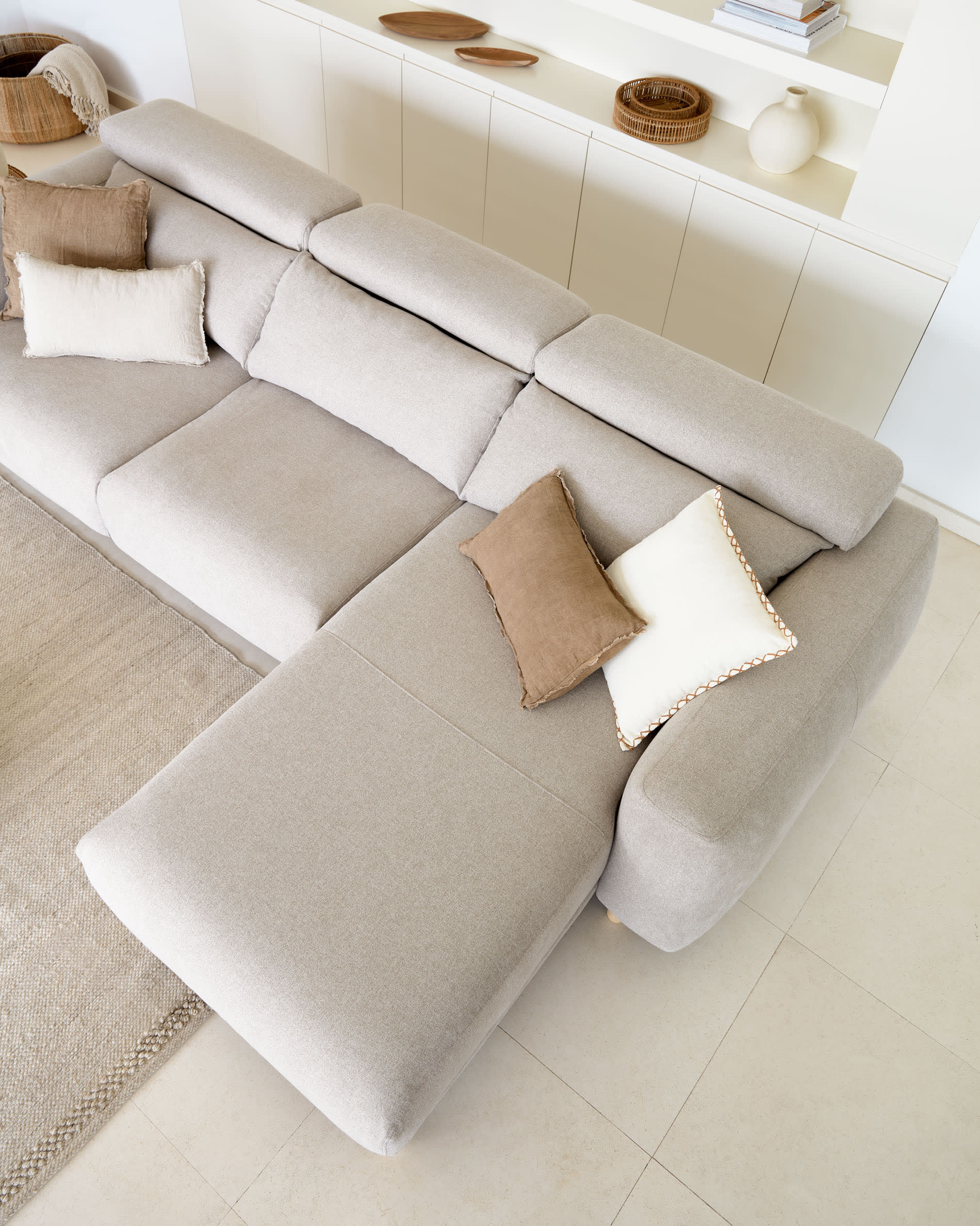 Das Singa Sofa vereint Komfort und Stil mit verstellbaren Kopfstützen, ausziehbaren Sitzen und einer eleganten Chaiselongue.