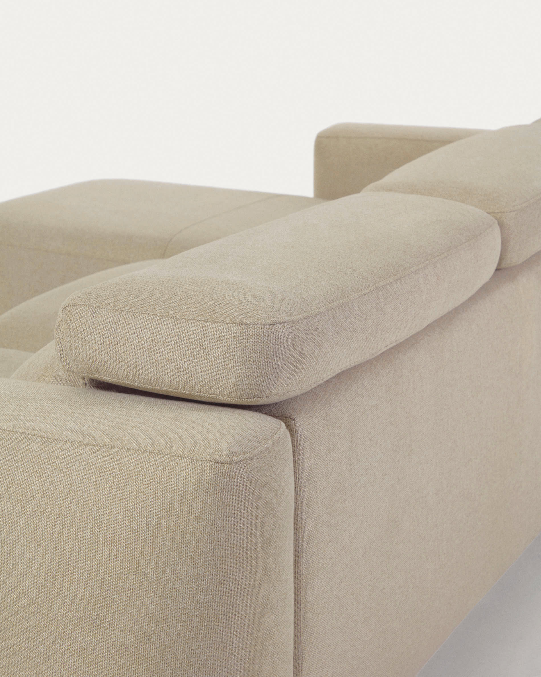 Das Singa Sofa bietet mit Chaiselongue links, verstellbarer Kopfstütze und ausziehbarem Sitz in Beige Komfort und Stil.