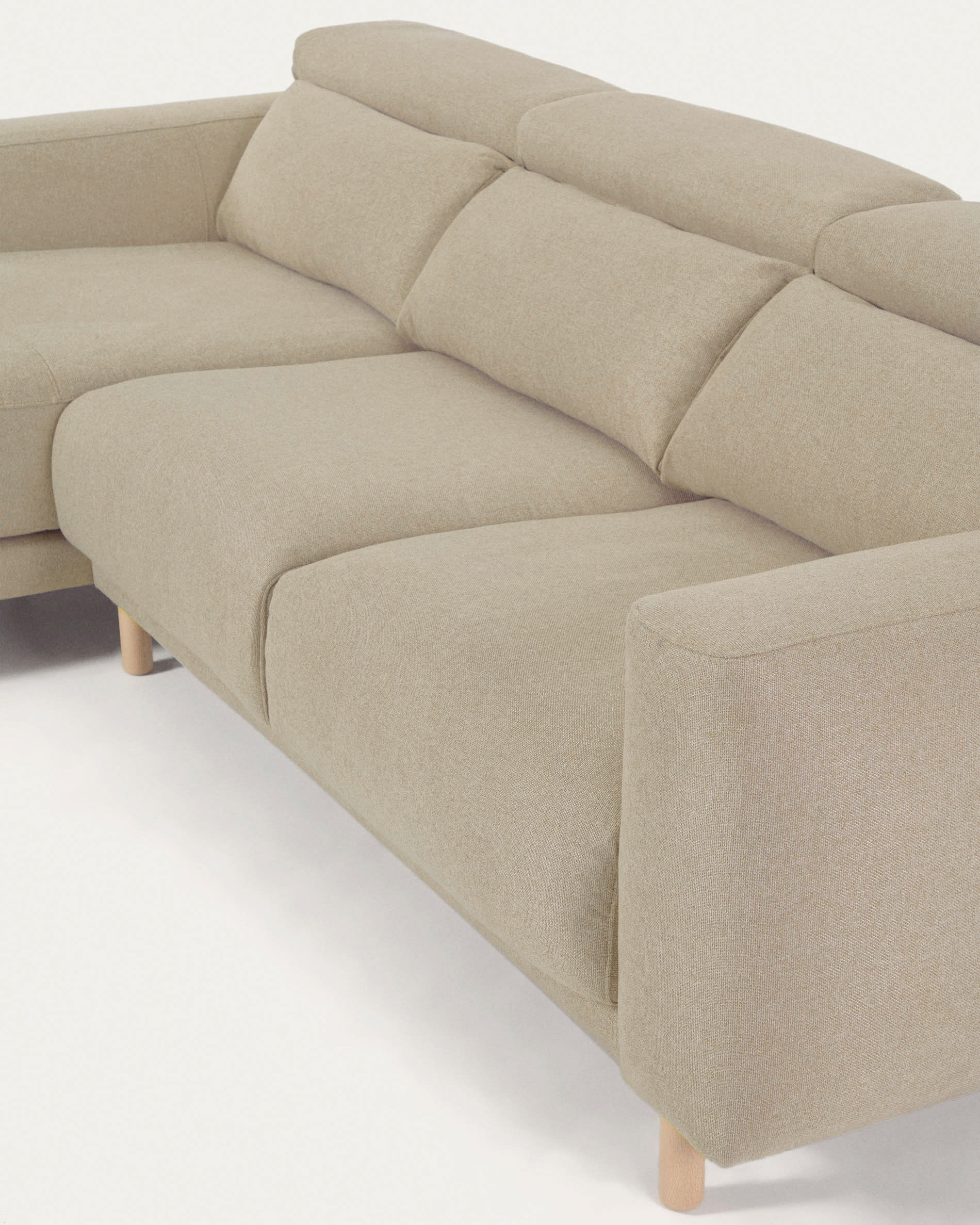 Das Singa Sofa bietet mit Chaiselongue links, verstellbarer Kopfstütze und ausziehbarem Sitz in Beige Komfort und Stil.