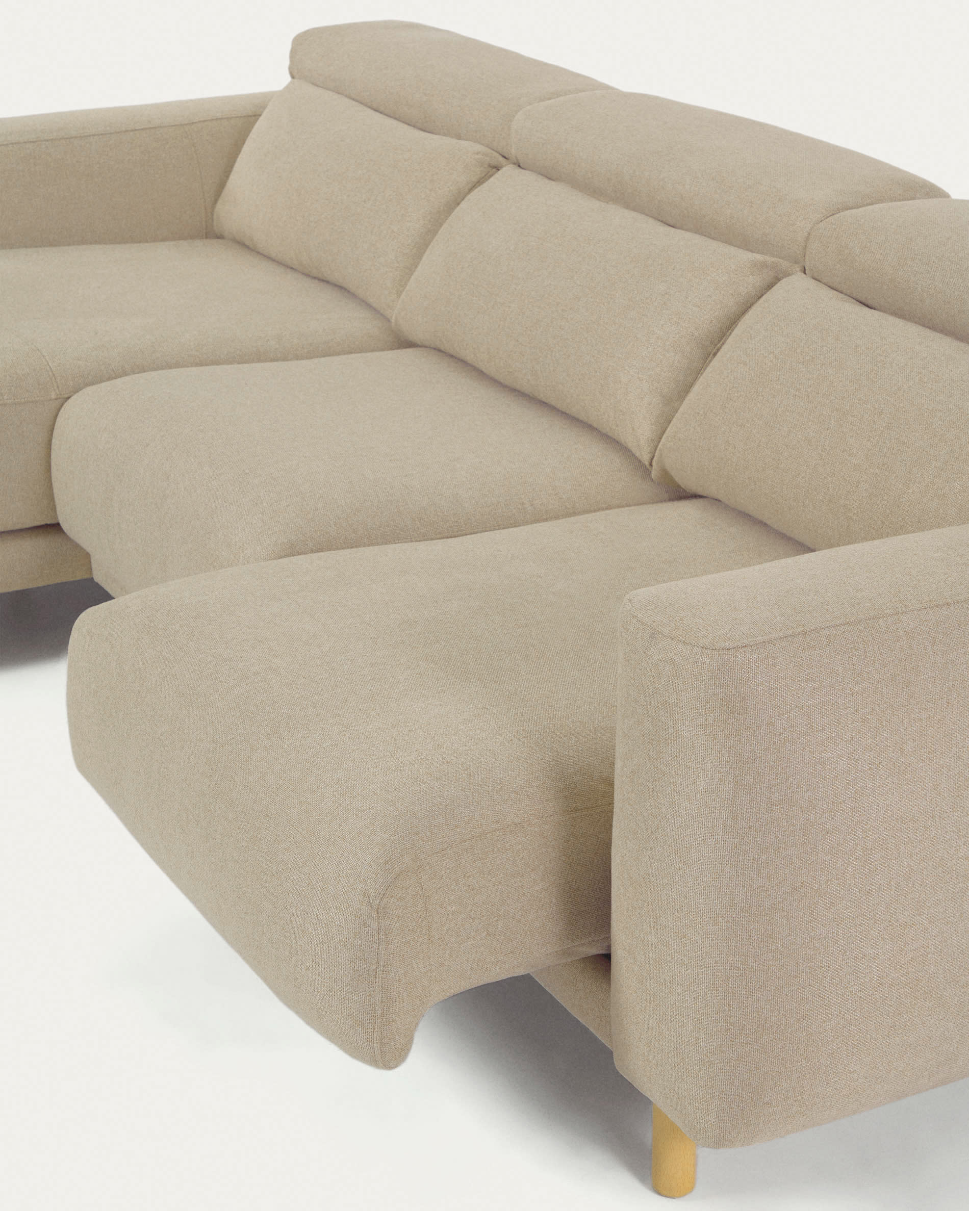 Singa Sofa: 3-Sitzer, Chaiselongue links, beige, 296 cm, verstellbare Kopfstütze, ausziehbarer Sitz, FSC-zertifiziert.