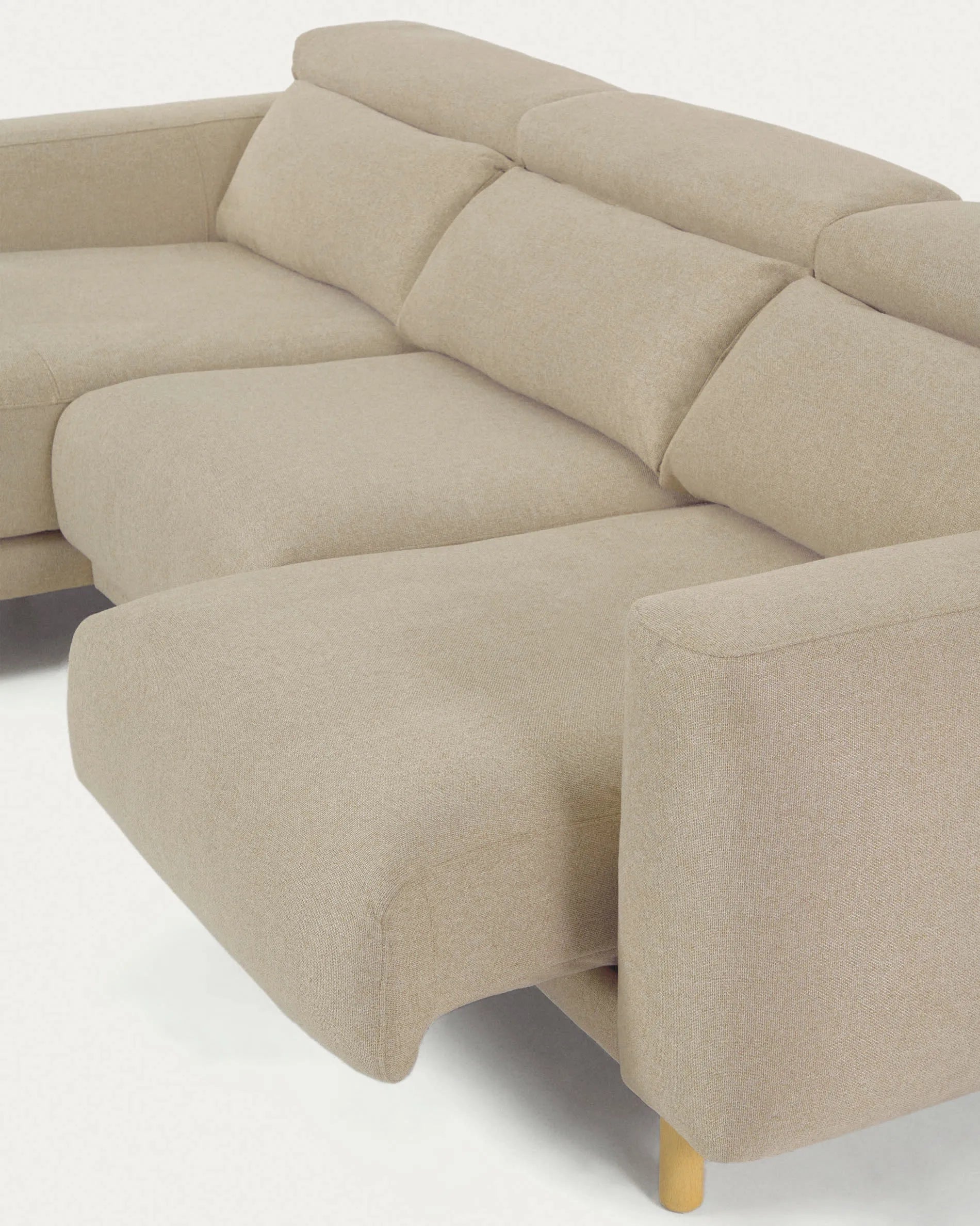 Singa 3-Sitzer Sofa mit linker Chaiselongue, beige, 296 cm, verstellbare Kopfstütze, ausziehbarer Sitz, FSC-zertifiziert.