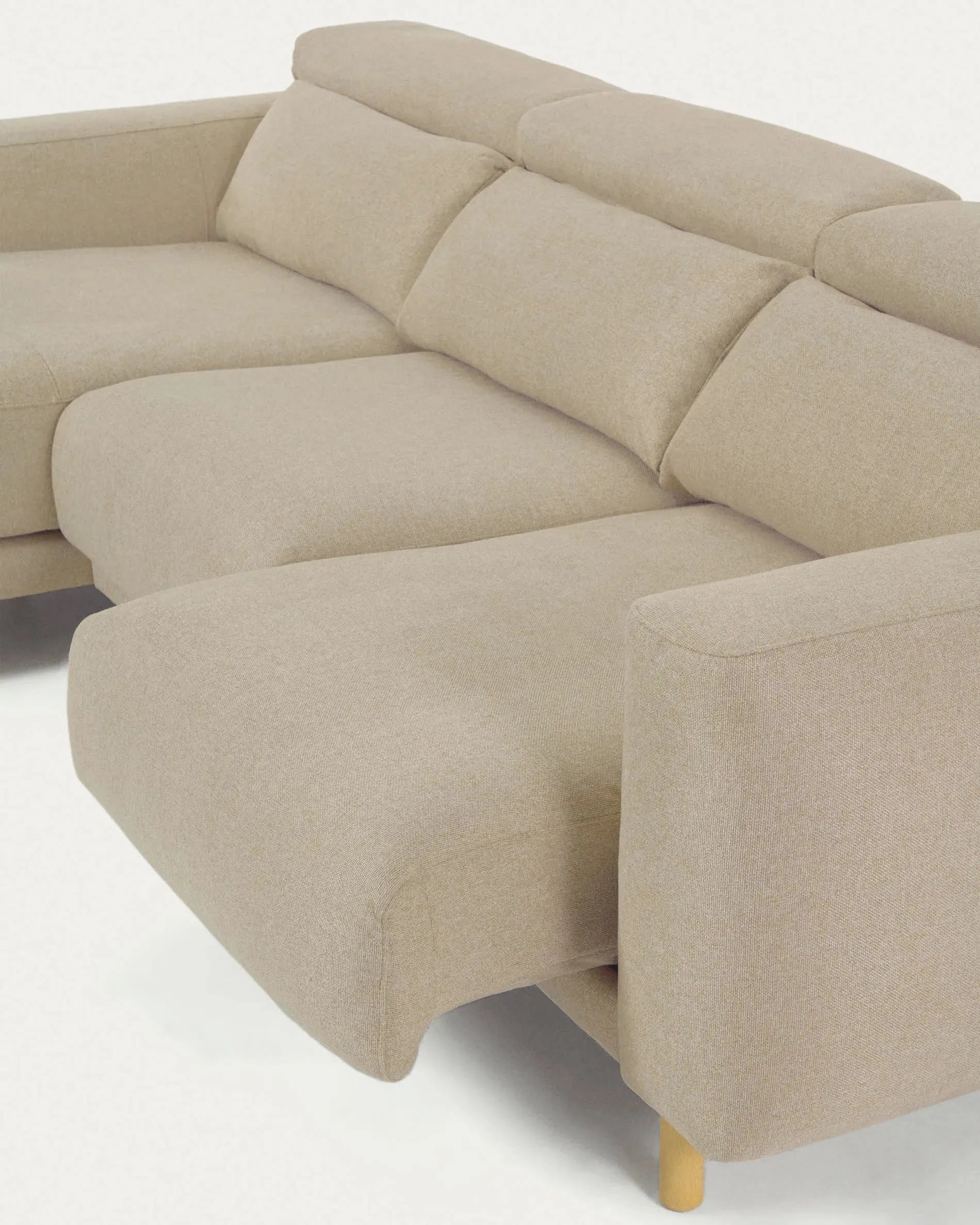 Elegantes Singa 3-Sitzer Sofa mit linker Chaiselongue, verstellbarer Kopfstütze, ausziehbarem Sitz, beige, 296 cm, FSC-zertifiziert.