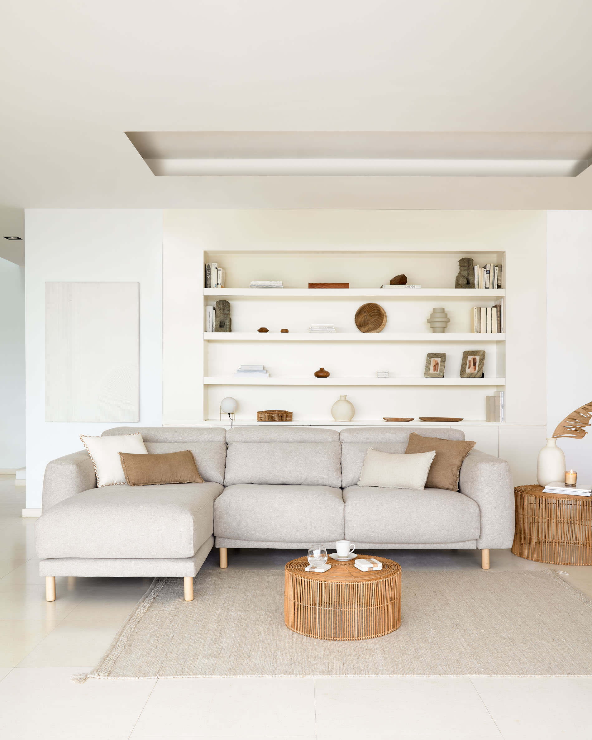 Singa Sofa: 3-Sitzer, Chaiselongue links, beige, 296 cm, verstellbare Kopfstütze, ausziehbarer Sitz, FSC-zertifiziert.