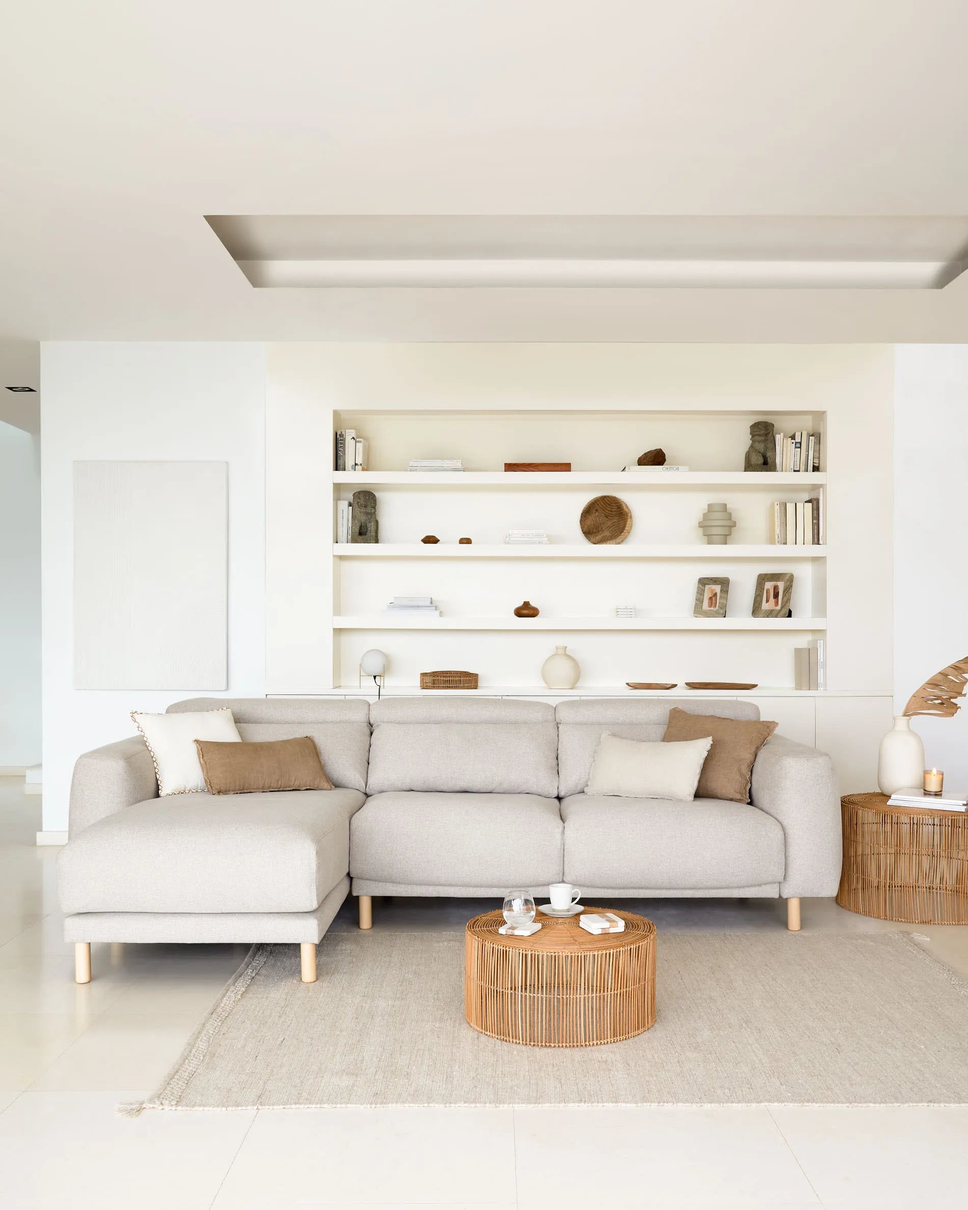 Elegantes Singa 3-Sitzer Sofa mit linker Chaiselongue, verstellbarer Kopfstütze, ausziehbarem Sitz, beige, 296 cm, FSC-zertifiziert.
