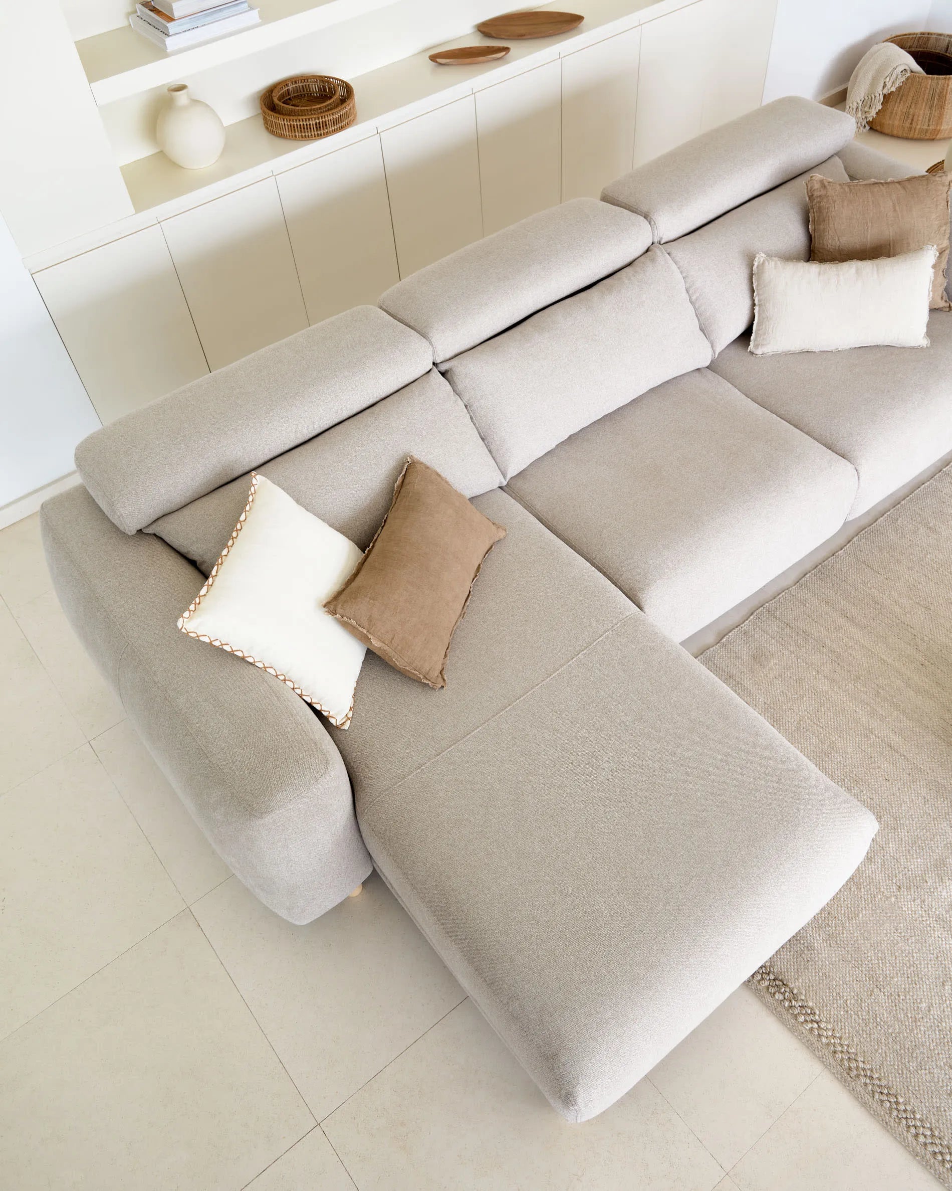 Singa Sofa: 3-Sitzer, Chaiselongue links, beige, 296 cm, verstellbare Kopfstütze, ausziehbarer Sitz, FSC-zertifiziert.