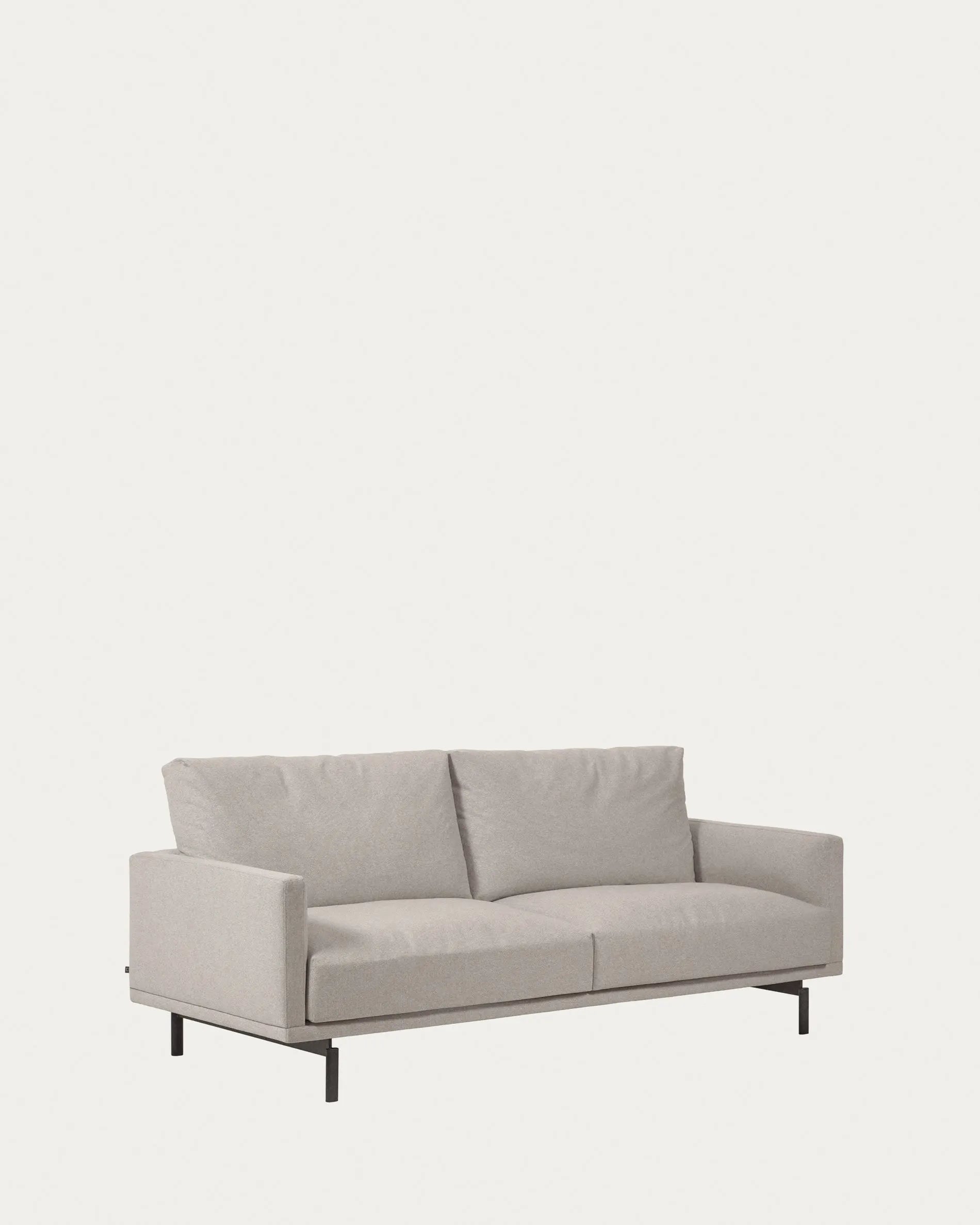 Das Galene Sofa in Beige vereint minimalistisches Design mit nachhaltiger Polsterung aus recyceltem PET.