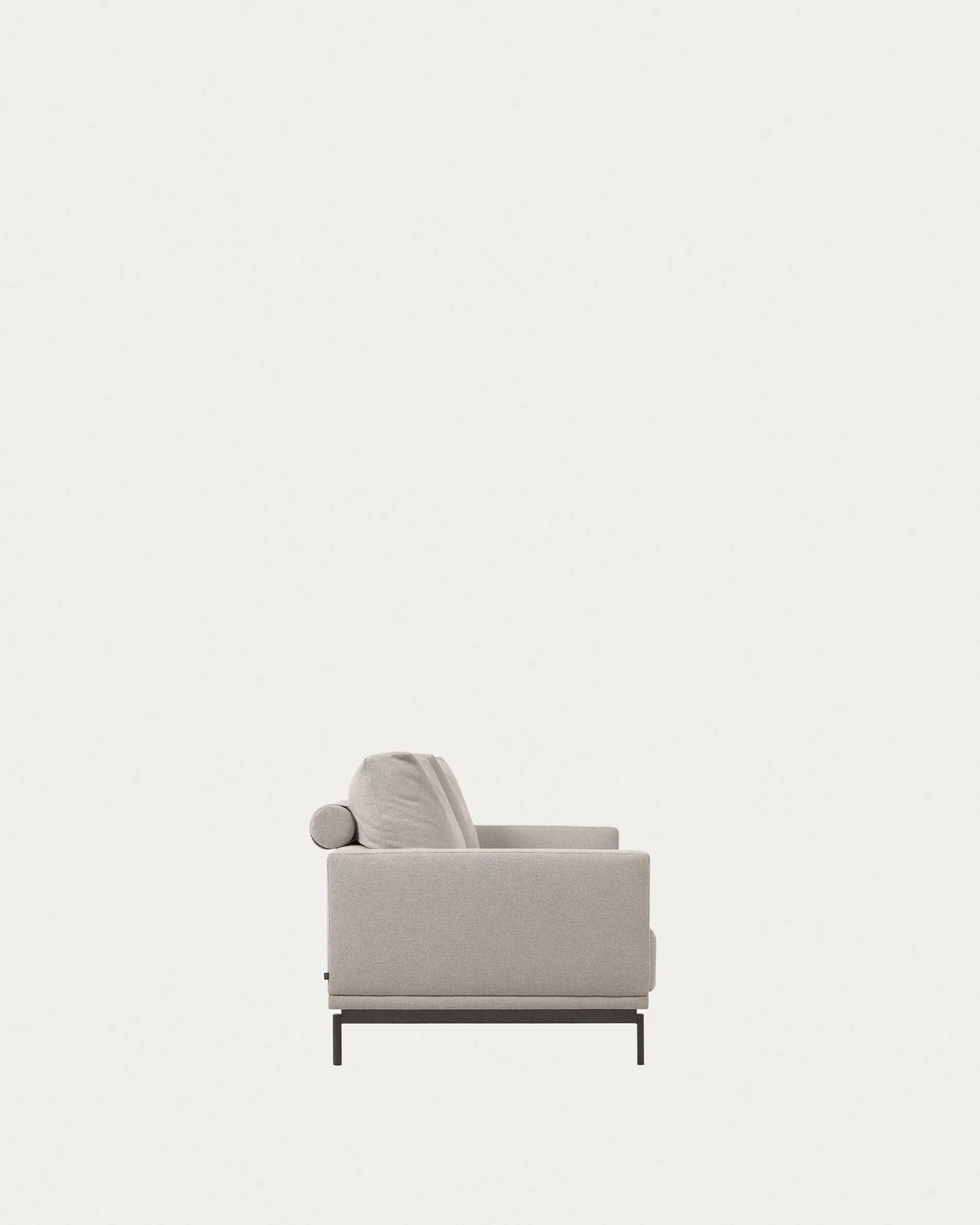 Das Galene Sofa in Beige vereint minimalistisches Design mit nachhaltiger Polsterung aus recyceltem PET.