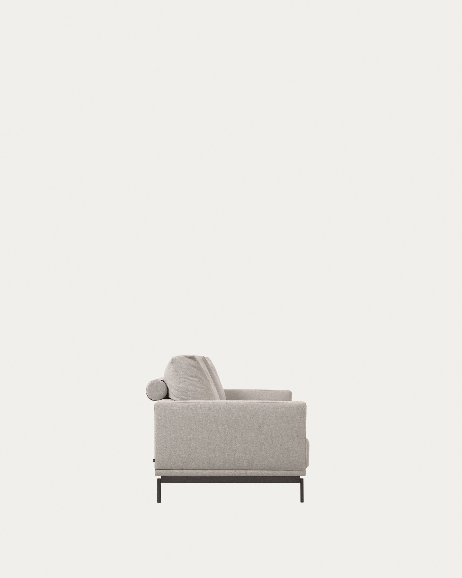 Das Galene 2-Sitzer Sofa in Beige von Kave Home kombiniert modernes Design mit Komfort auf einer Breite von 174 cm.