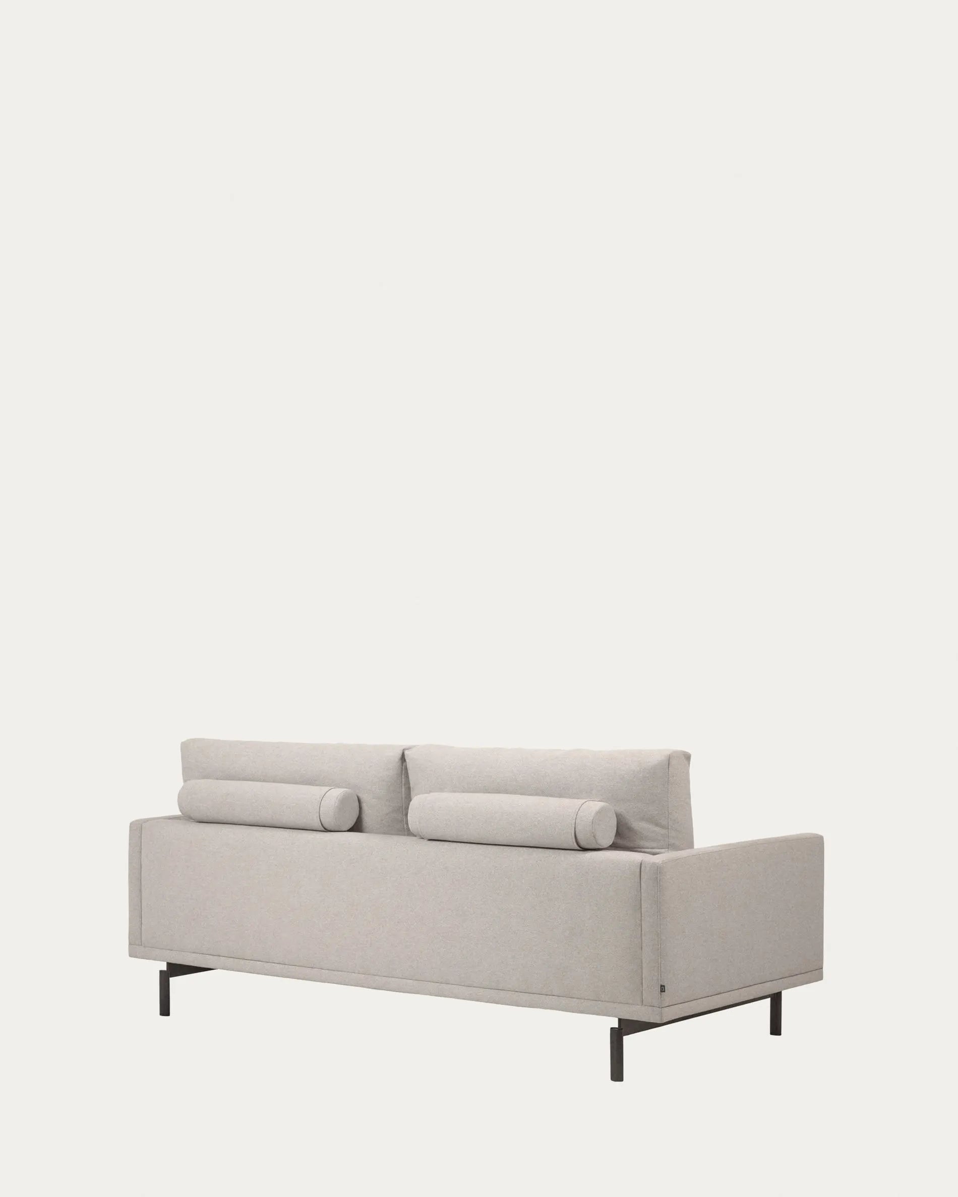 Das Galene Sofa in Beige vereint minimalistisches Design mit nachhaltiger Polsterung aus recyceltem PET.