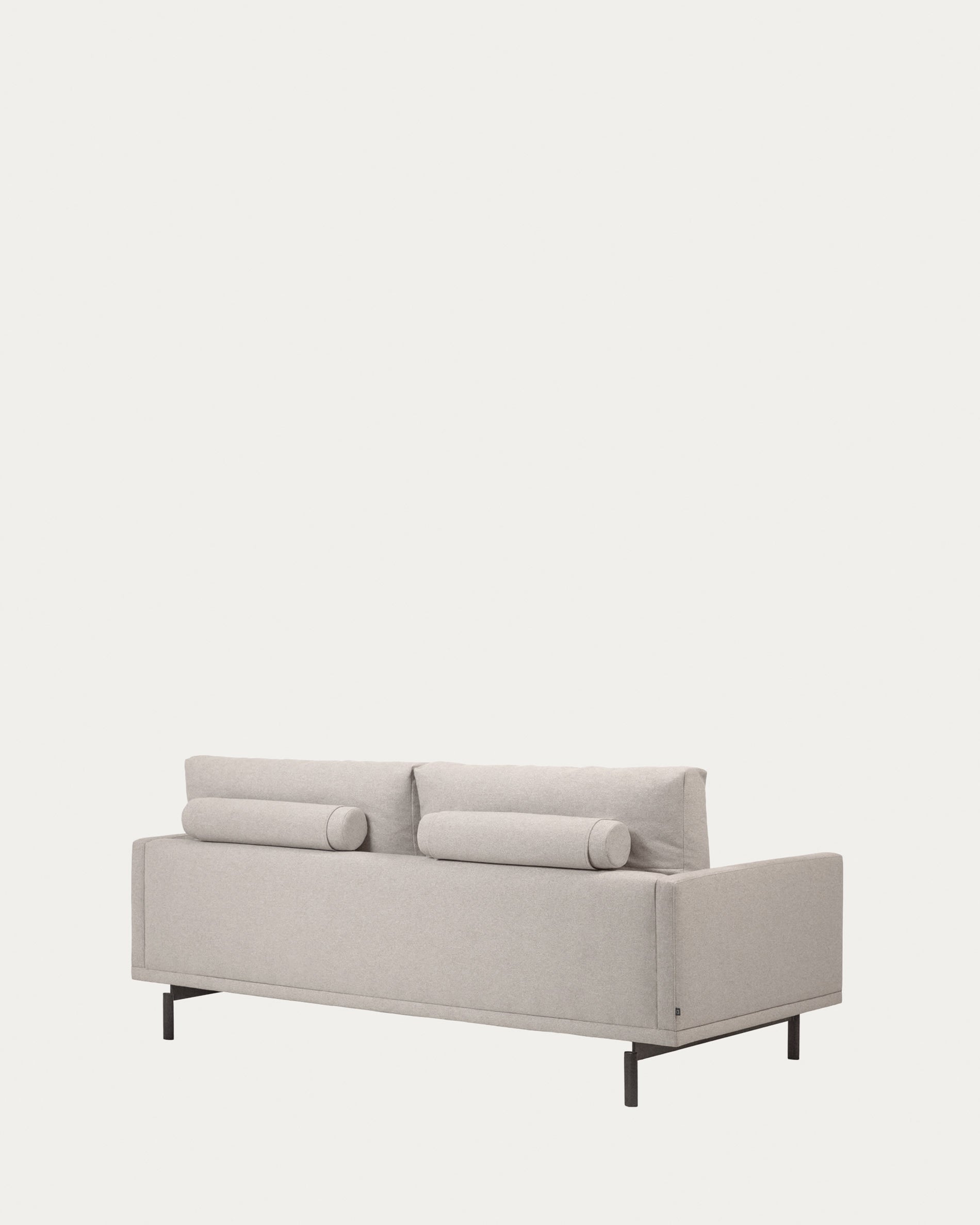 Das Galene 2-Sitzer Sofa in Beige von Kave Home bietet stilvollen Komfort und modernes Design auf 174 cm Breite.