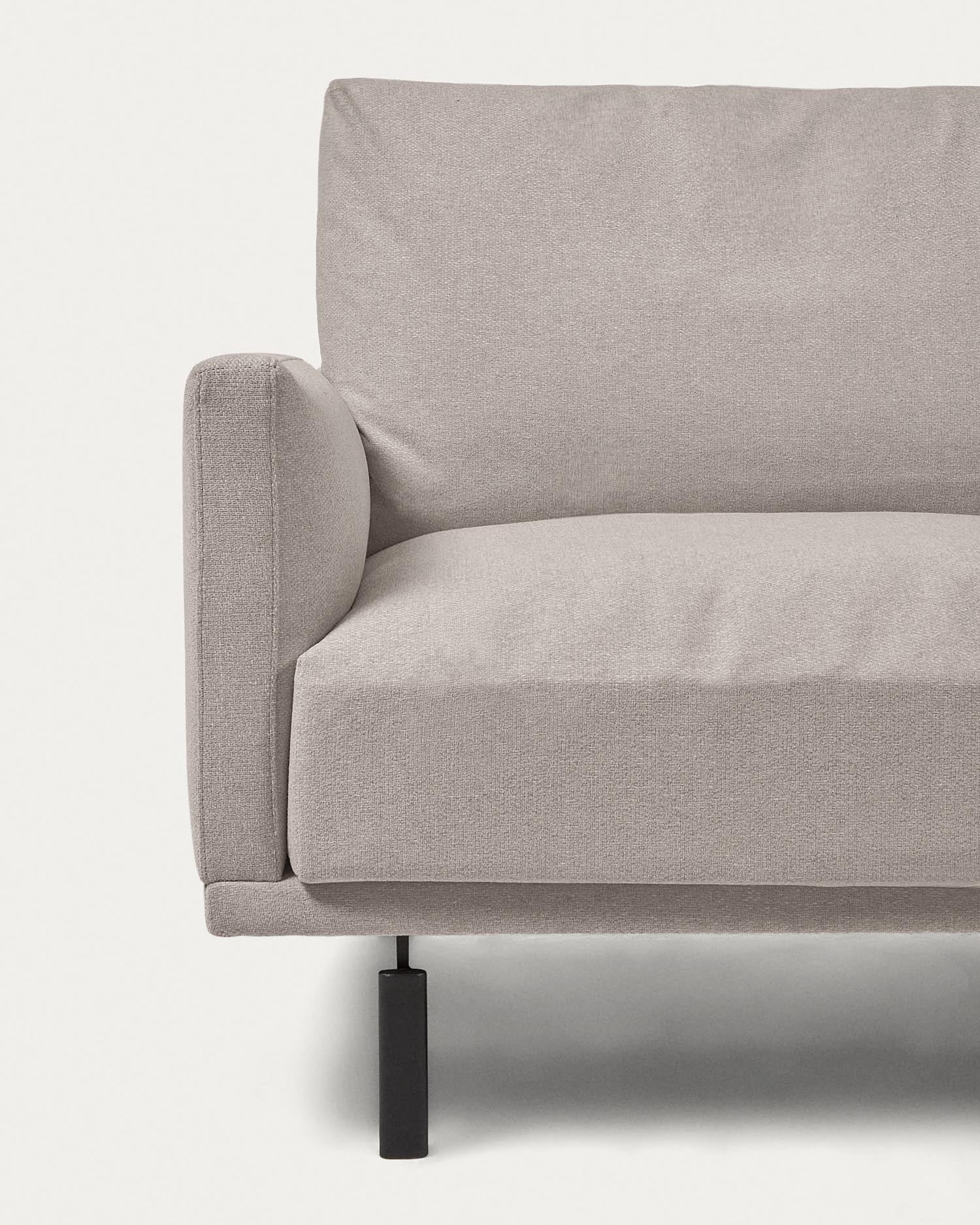 Das Galene 2-Sitzer Sofa in Beige von Kave Home kombiniert modernes Design mit Komfort auf einer Breite von 174 cm.
