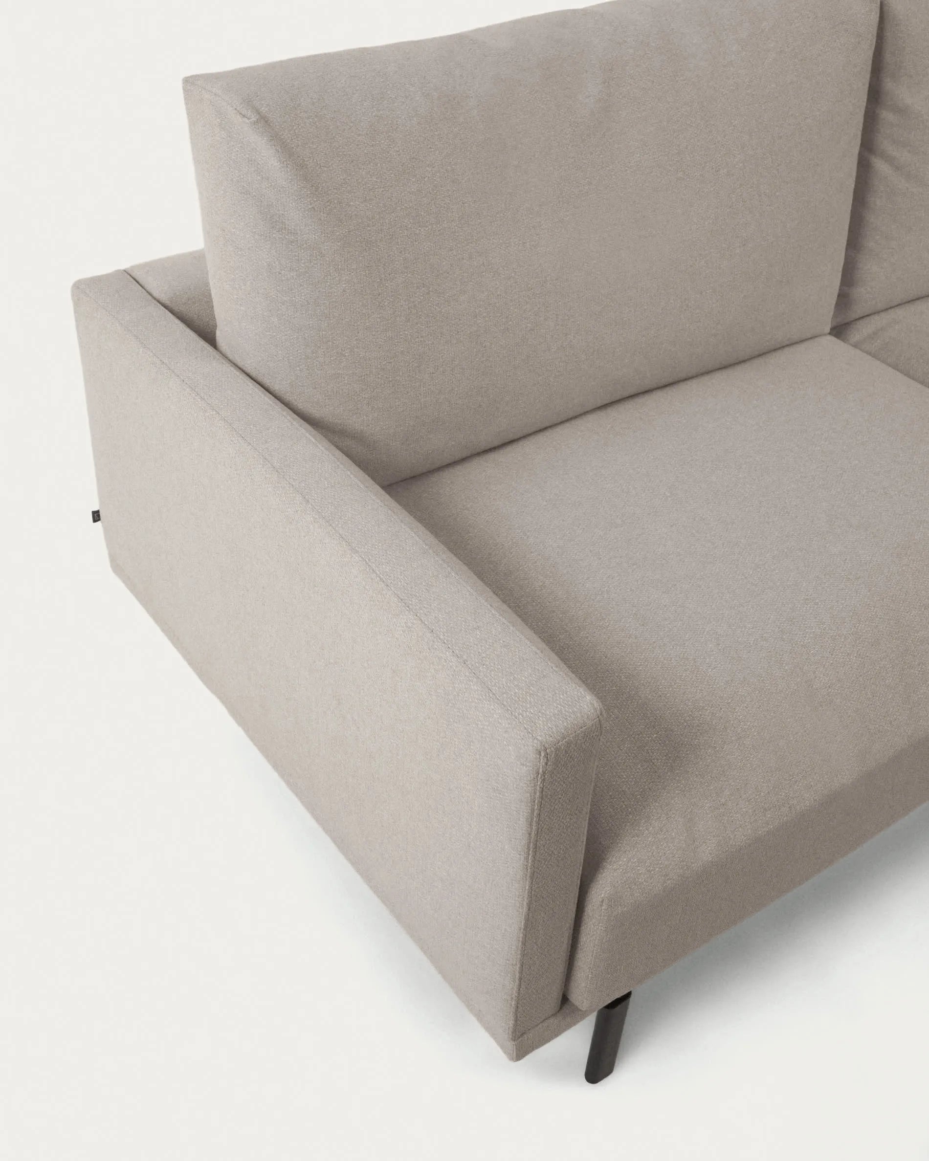 Das Galene Sofa in Beige vereint minimalistisches Design mit nachhaltiger Polsterung aus recyceltem PET.