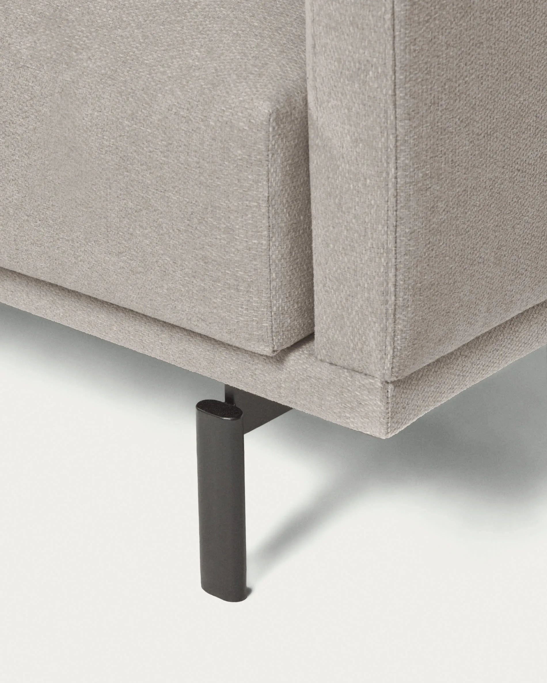 Das Galene Sofa in Beige vereint minimalistisches Design mit nachhaltiger Polsterung aus recyceltem PET.