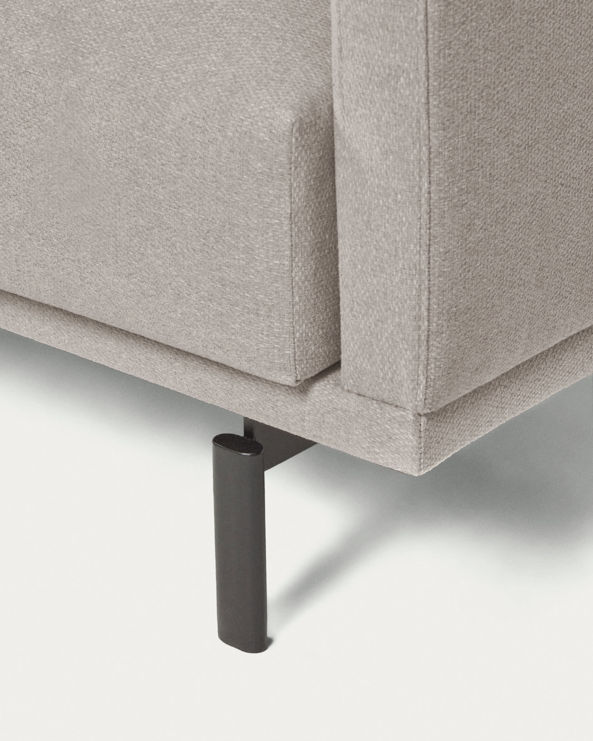 Das Galene 2-Sitzer Sofa in Beige von Kave Home bietet stilvollen Komfort und modernes Design auf 174 cm Breite.