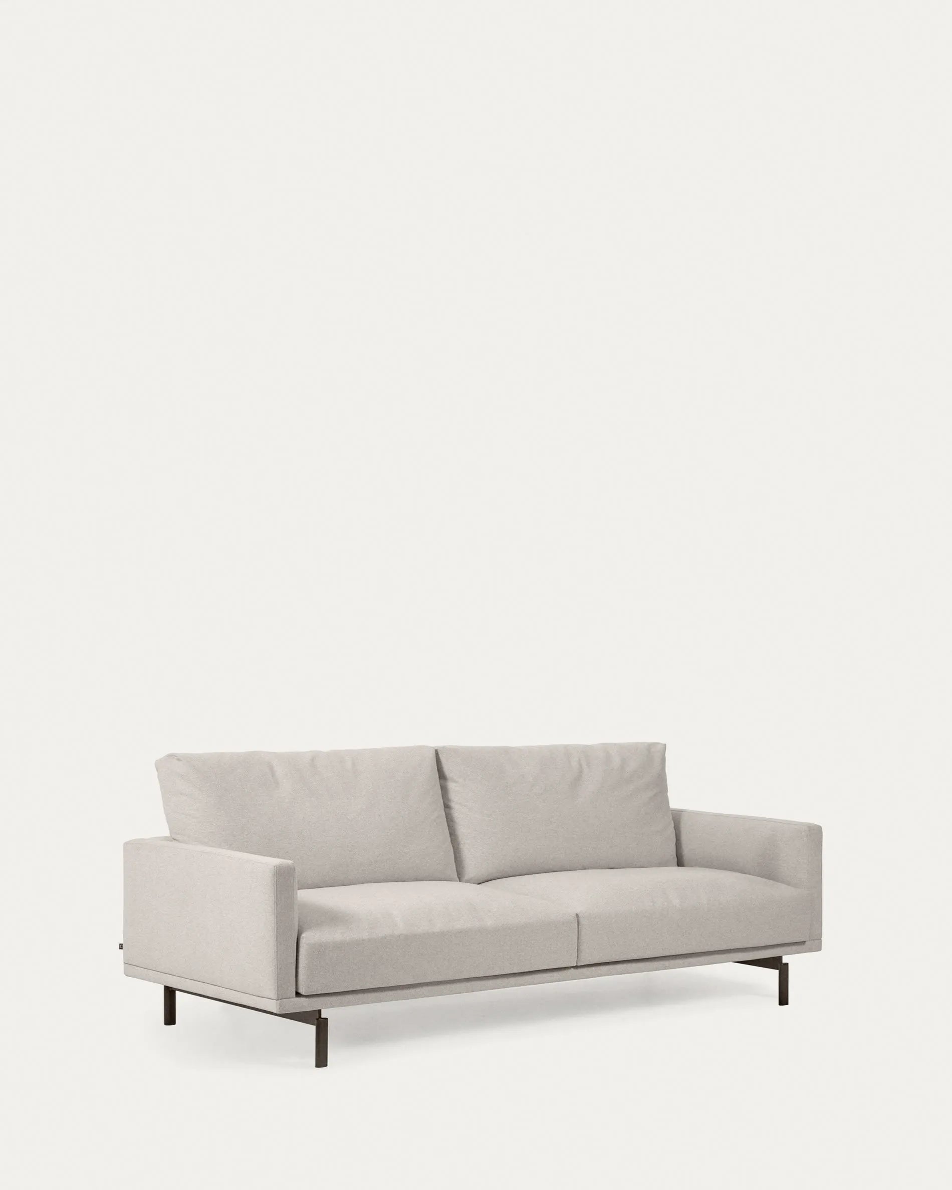 Elegantes, nachhaltiges 3-Sitzer Sofa in Beige, 214 cm breit, mit recycelter PET-Füllung für umweltbewusstes Wohnen.