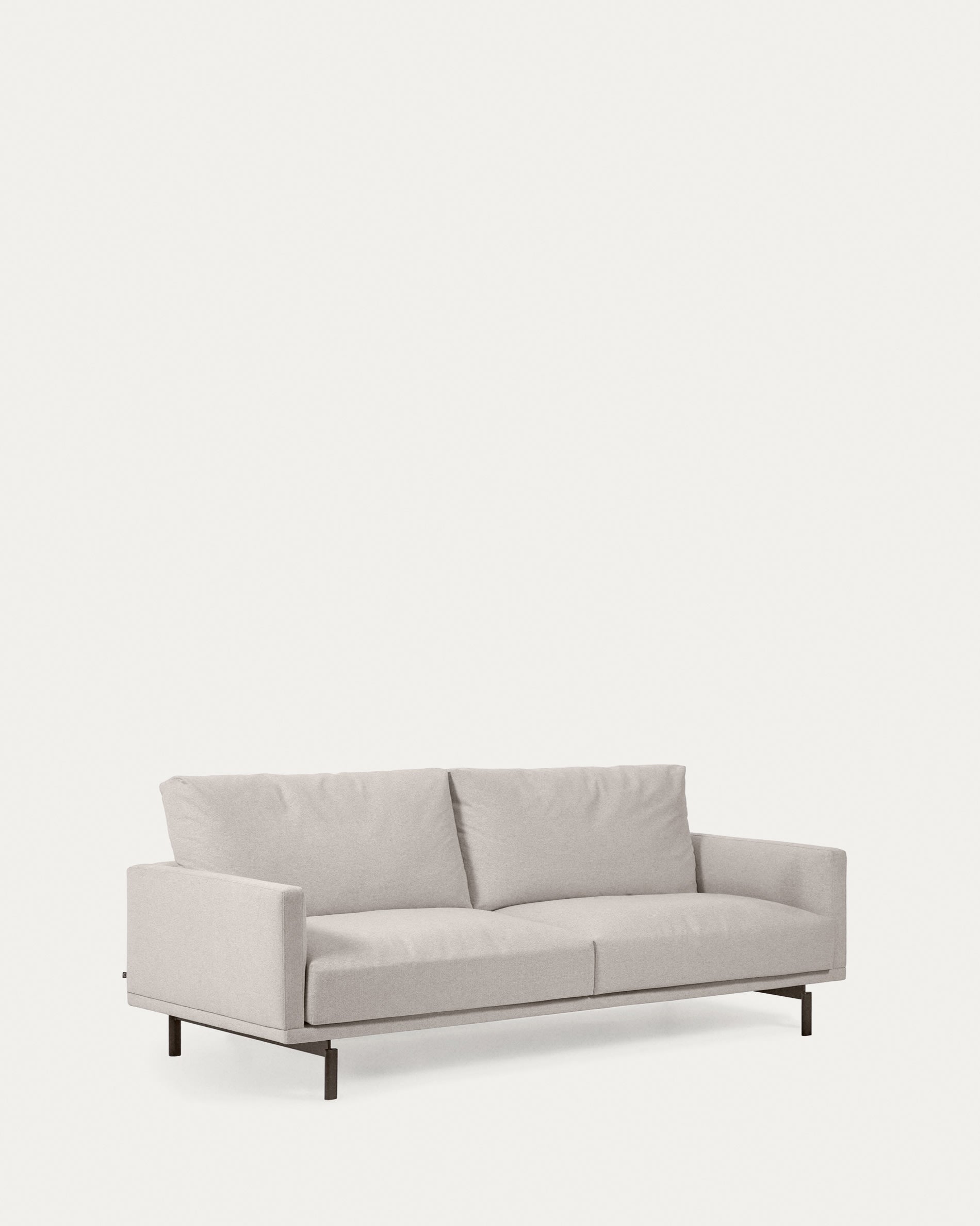 Das Galene Sofa von Kave Home, 3-Sitzer, beige, 214 cm breit, vereint modernes Design und Komfort für Ihr Zuhause.