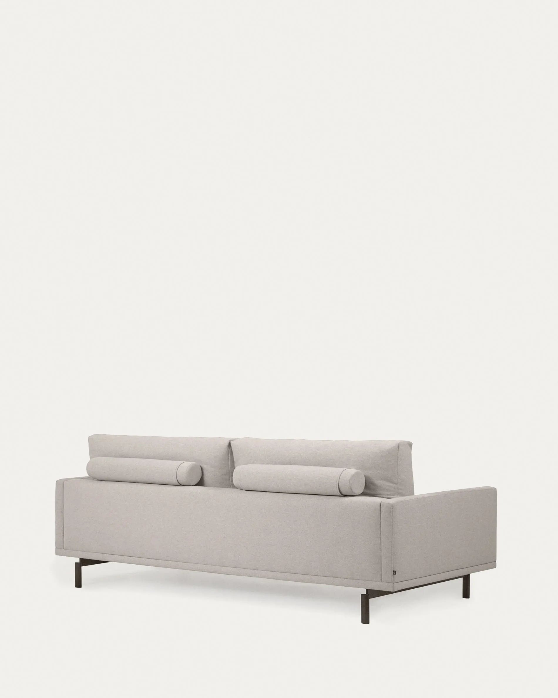 Das Galene 3-Sitzer Sofa in Beige (214 cm) von Kave Home bietet modernes Design und bequemen Sitzkomfort für Ihr Wohnzimmer.
