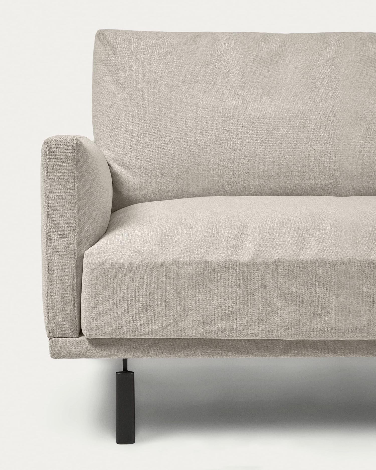Das Galene 3-Sitzer Sofa beige (214 cm) von Kave Home bietet modernes Design und gemütlichen Komfort für Ihr Wohnzimmer.