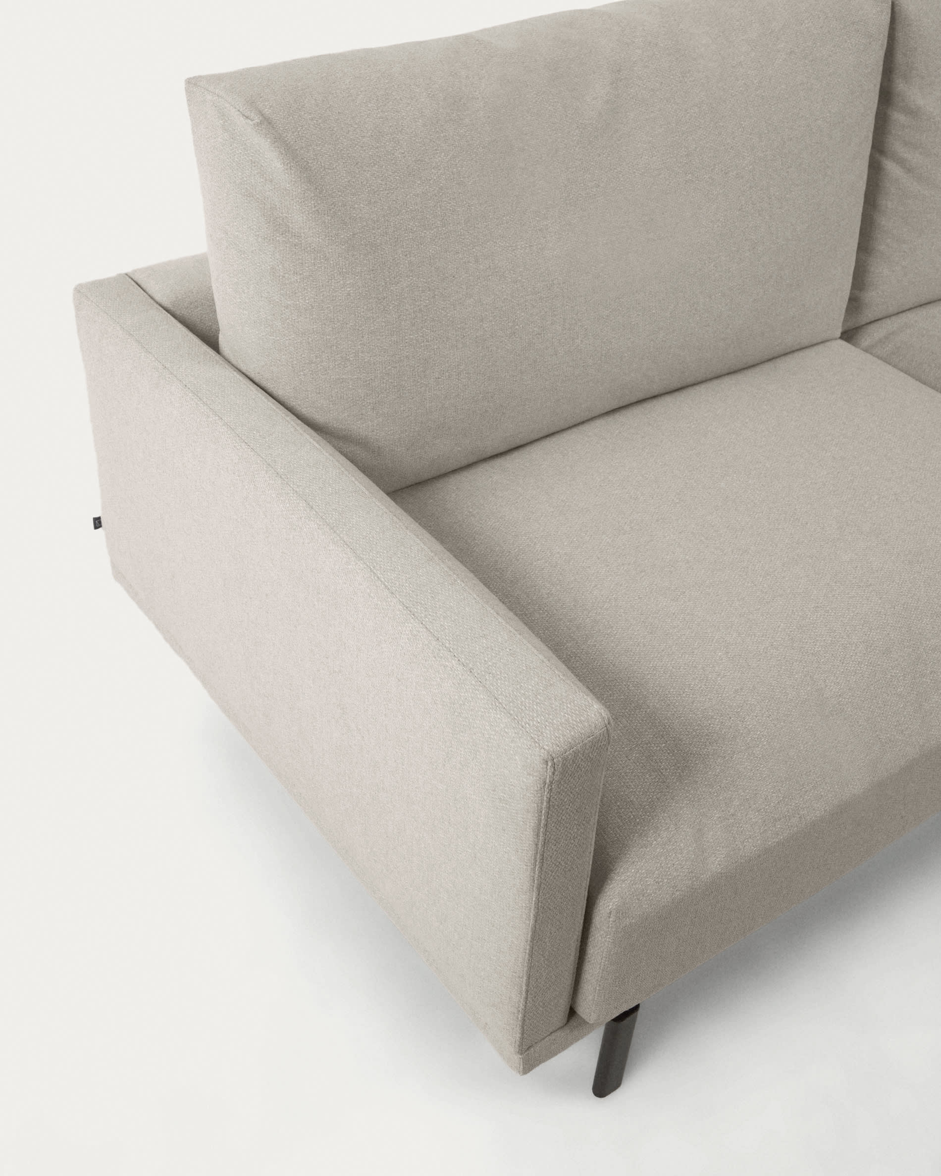 Elegantes, nachhaltiges 3-Sitzer Sofa in Beige, 214 cm breit, mit recycelter PET-Füllung für umweltbewusstes Wohnen.